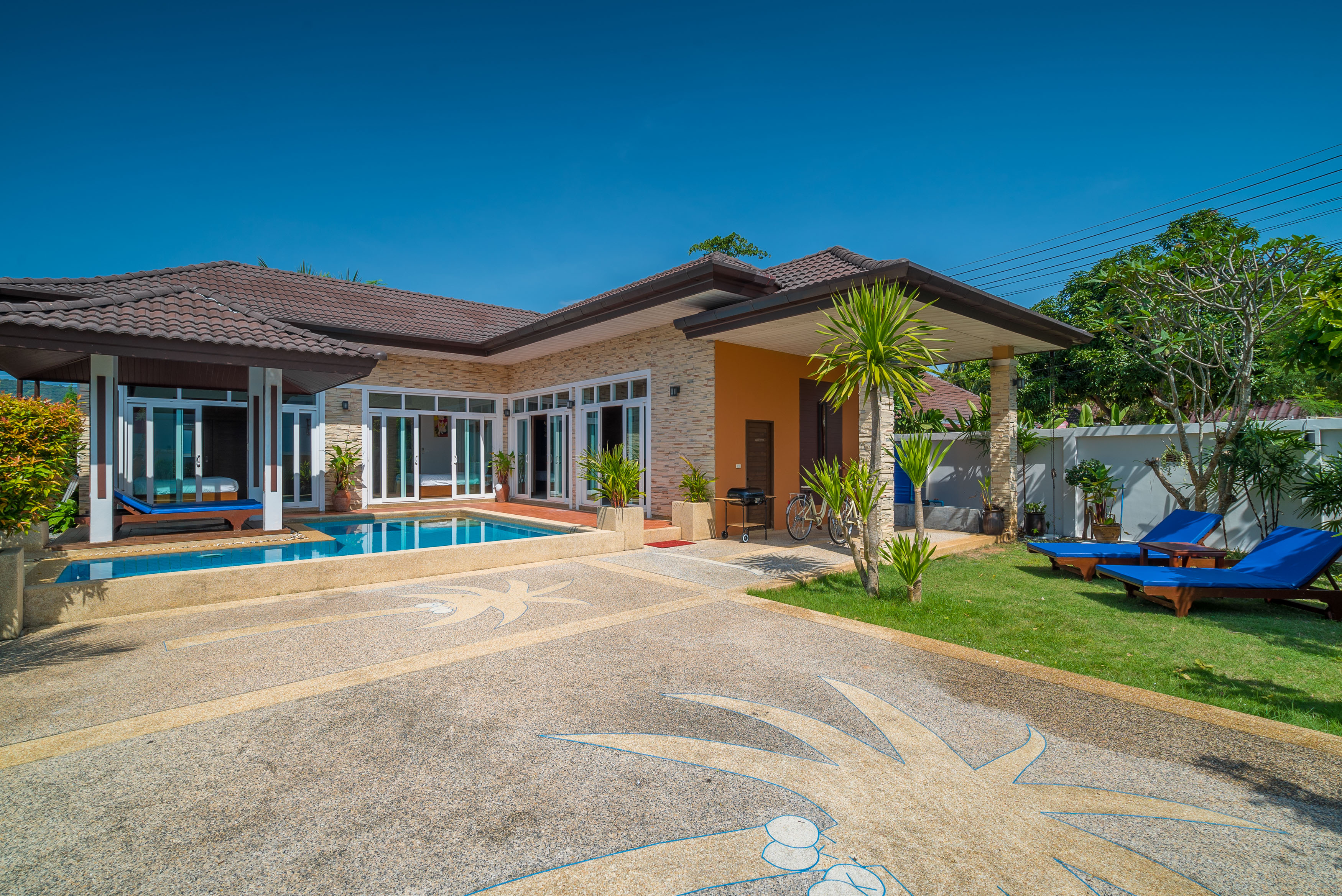 Private one-storey villa with a pool and a garden in a quiet area, 3 bedrooms, Rawai