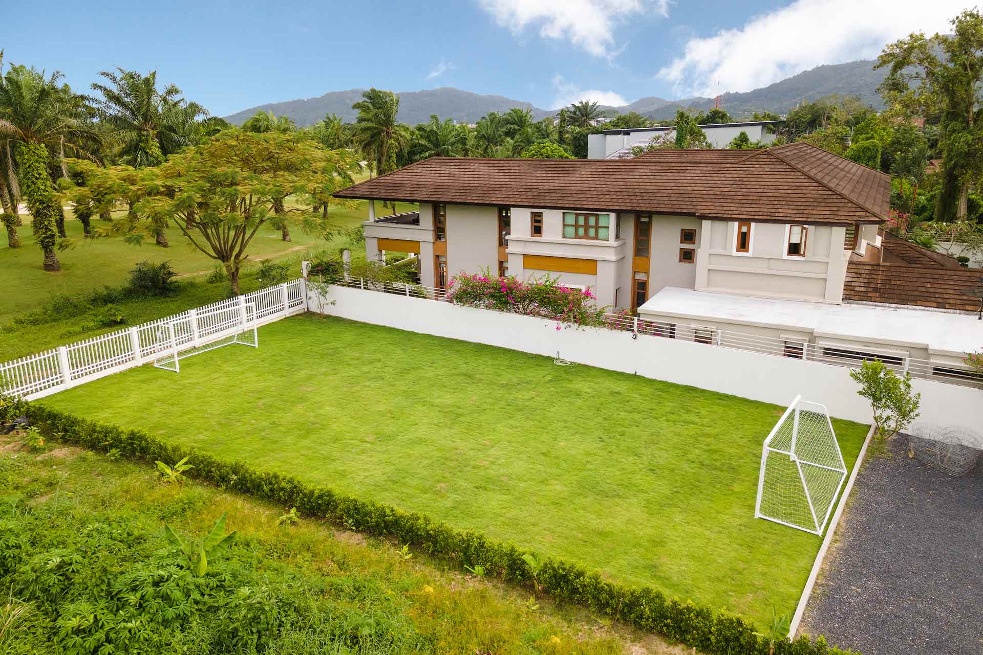 Spacious villa with private pool and landscaped garden, 5 bedrooms, Kathu