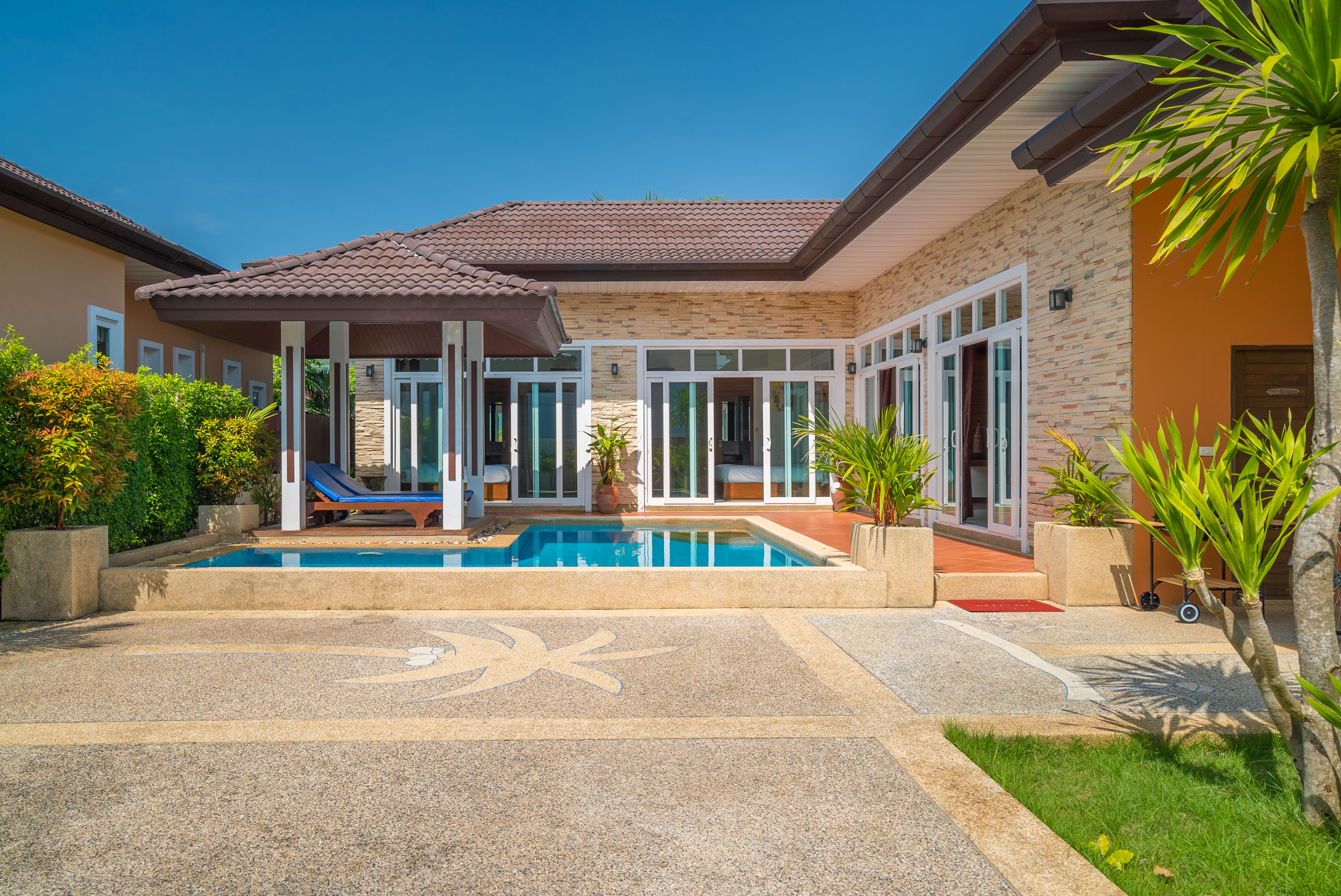 Private one-storey villa with a pool and a garden in a quiet area, 3 bedrooms, Rawai
