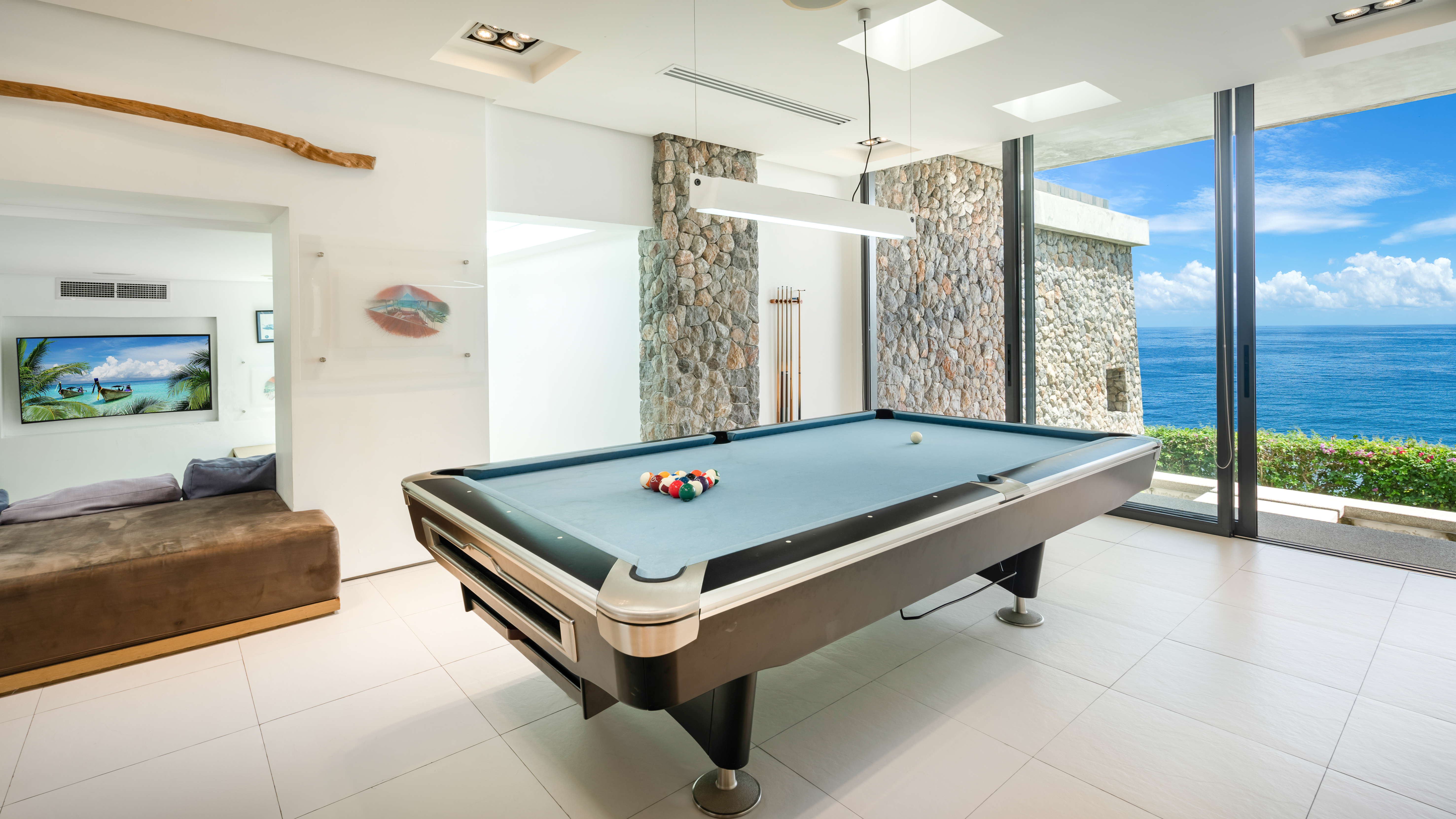 Spacious modern villa with designer renovation on the beachfront, 5 bedrooms, Kathu