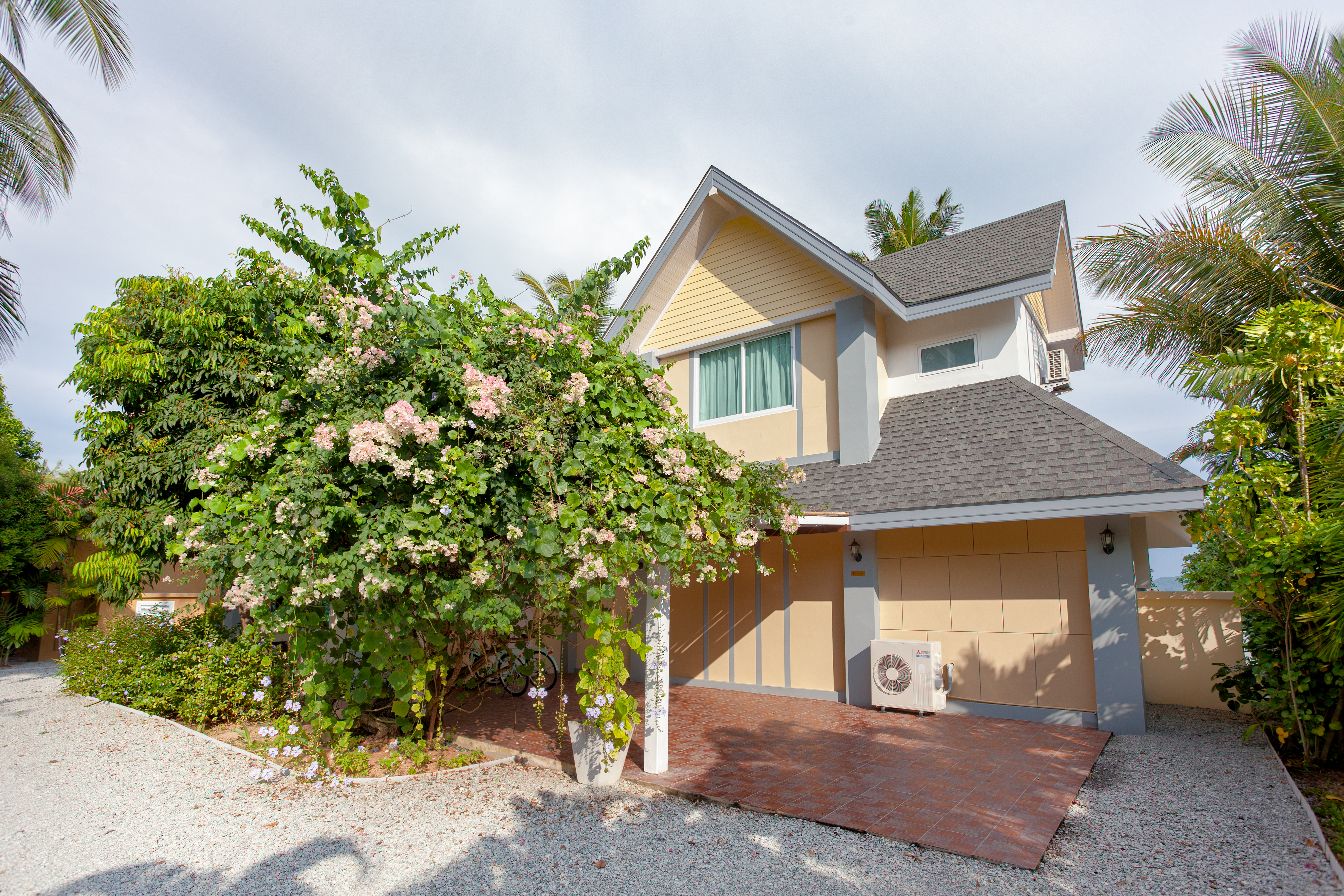 Bright beachfront villa in Rawai, 2 bedrooms