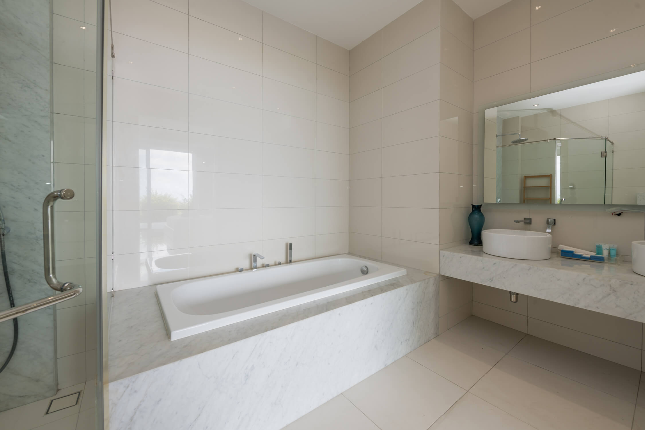 Bright apartment with 3 bedrooms and a private pool on the balcony, Kata Karon