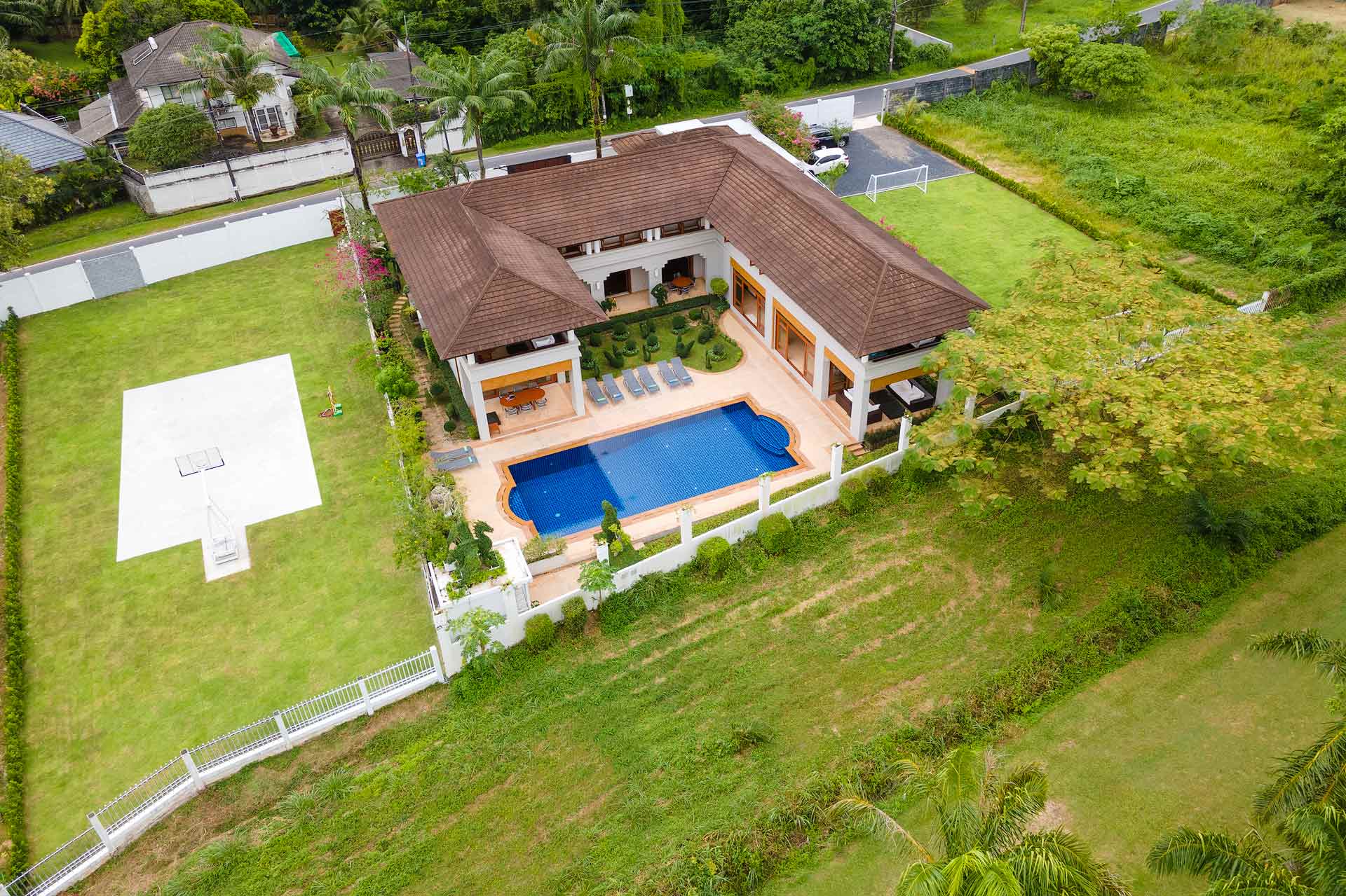Spacious villa with private pool and landscaped garden, 5 bedrooms, Kathu