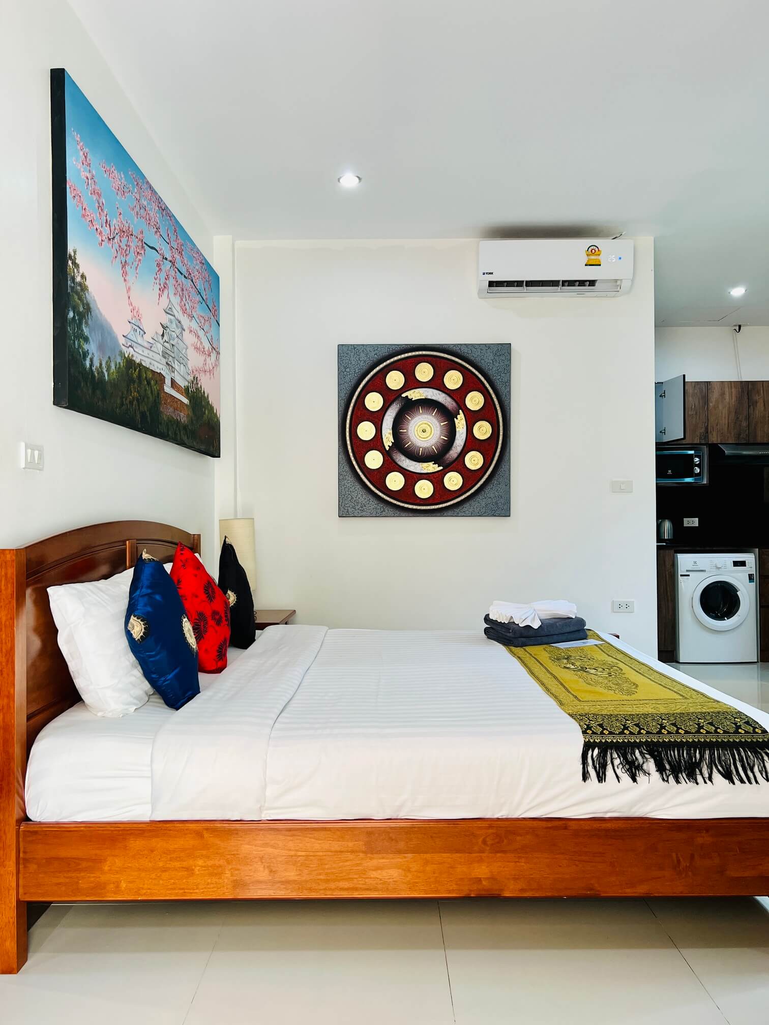 Good Location Apartment with Rooftop Access, 2 Bedrooms, Rawai