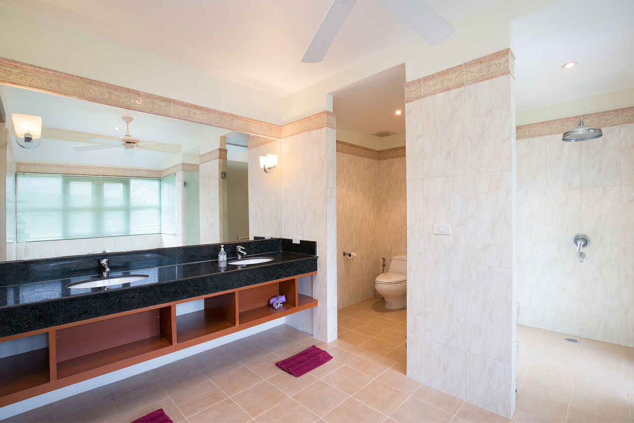 Spacious villa with private pool and landscaped garden, 5 bedrooms, Kathu