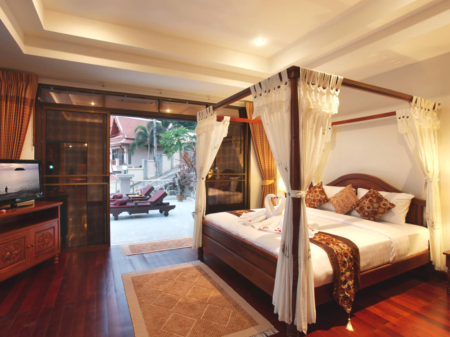 Spacious villa with pool near the beach, 4 bedrooms, Kata Karon