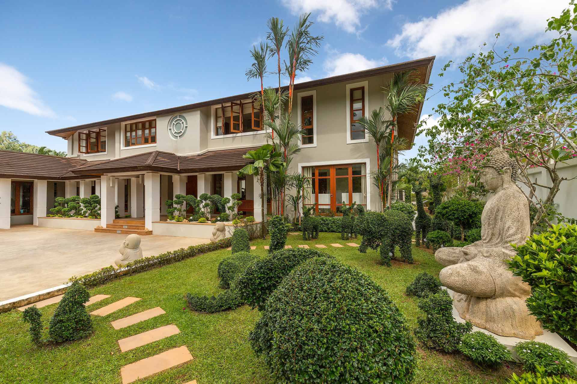 Spacious villa with private pool and landscaped garden, 5 bedrooms, Kathu