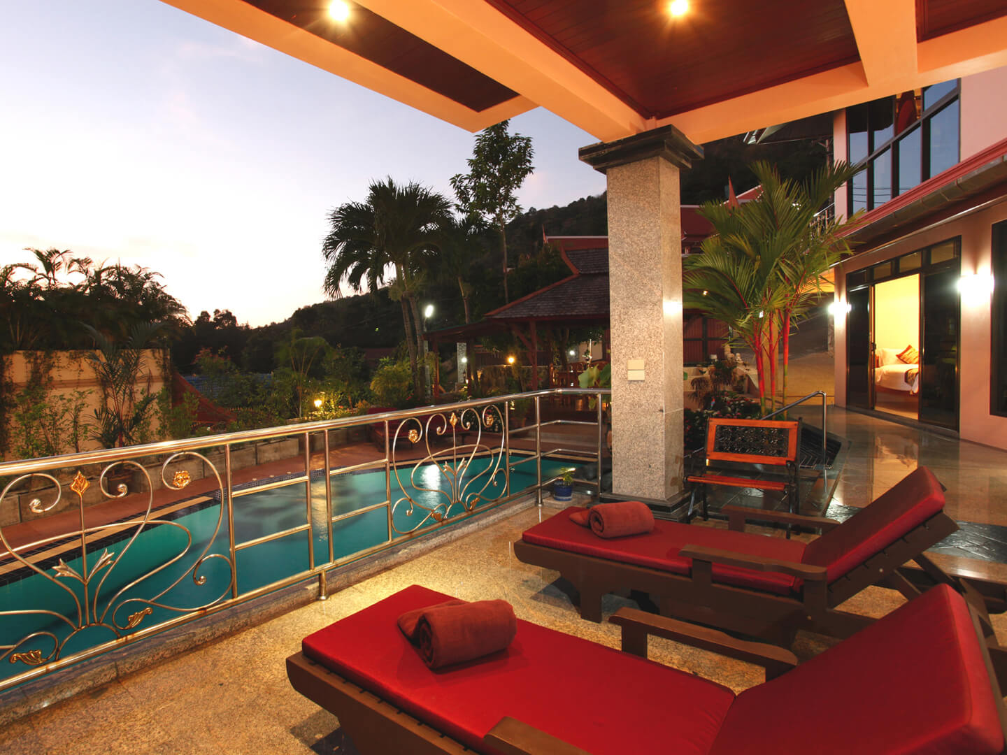 Spacious villa with pool near the beach, 4 bedrooms, Kata Karon