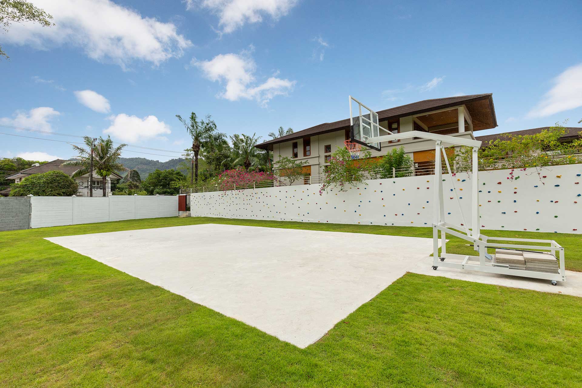 Spacious villa with private pool and landscaped garden, 5 bedrooms, Kathu