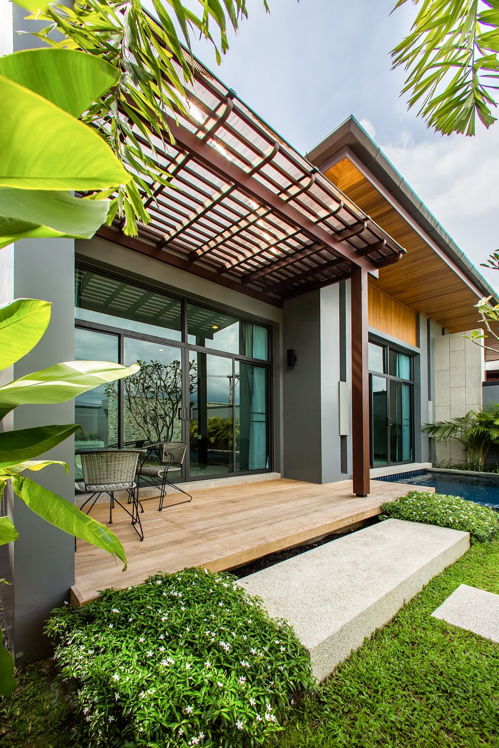 Villa with a pool in Nai Harn, 2 bedrooms