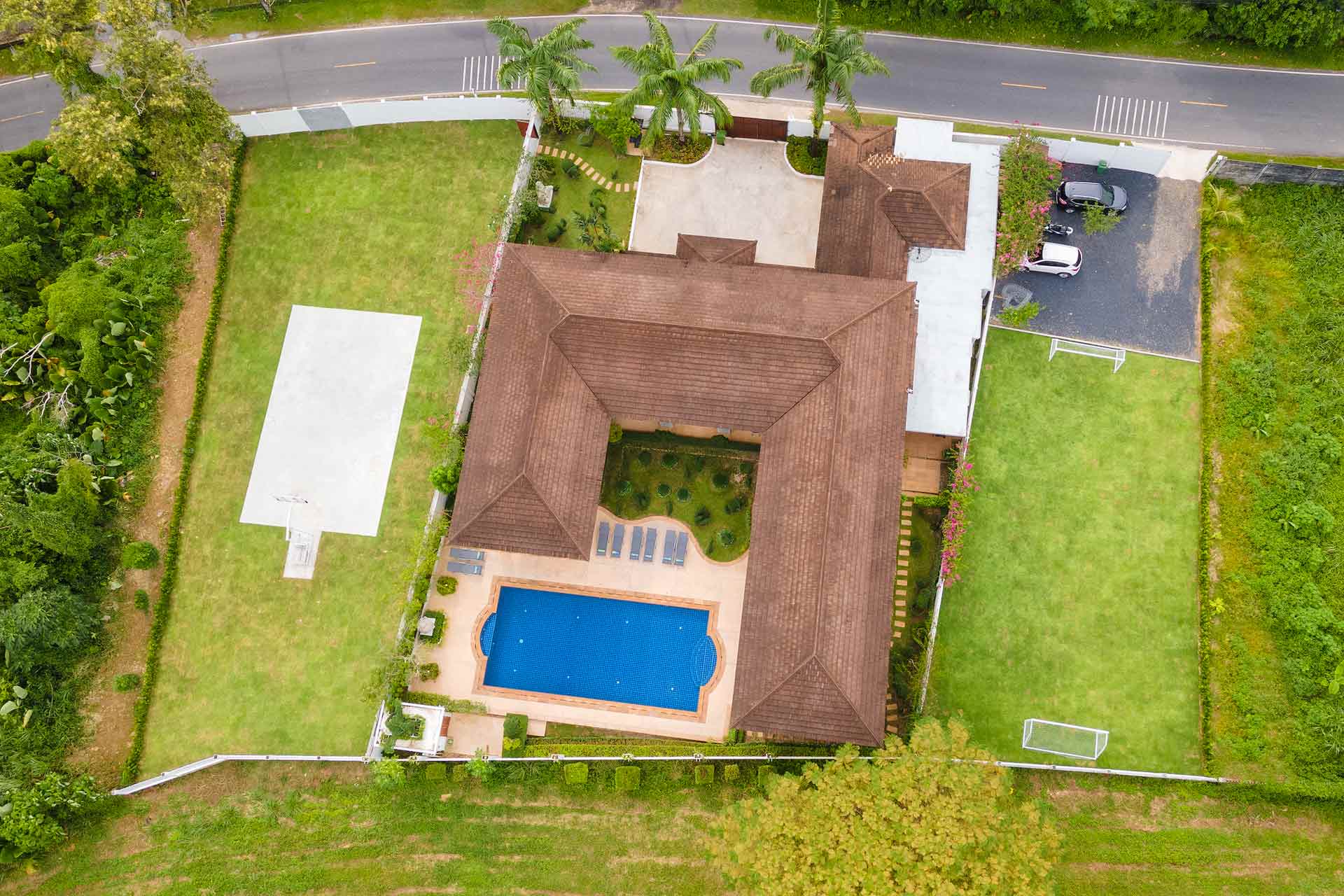 Spacious villa with private pool and landscaped garden, 5 bedrooms, Kathu