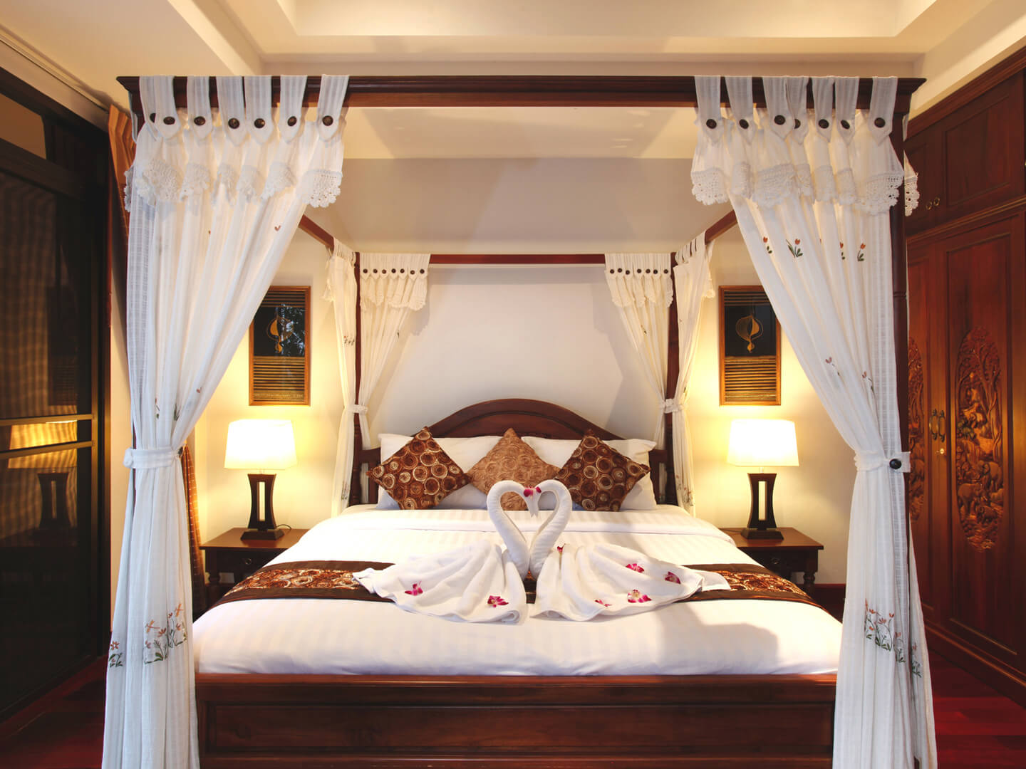 Spacious villa with pool near the beach, 4 bedrooms, Kata Karon