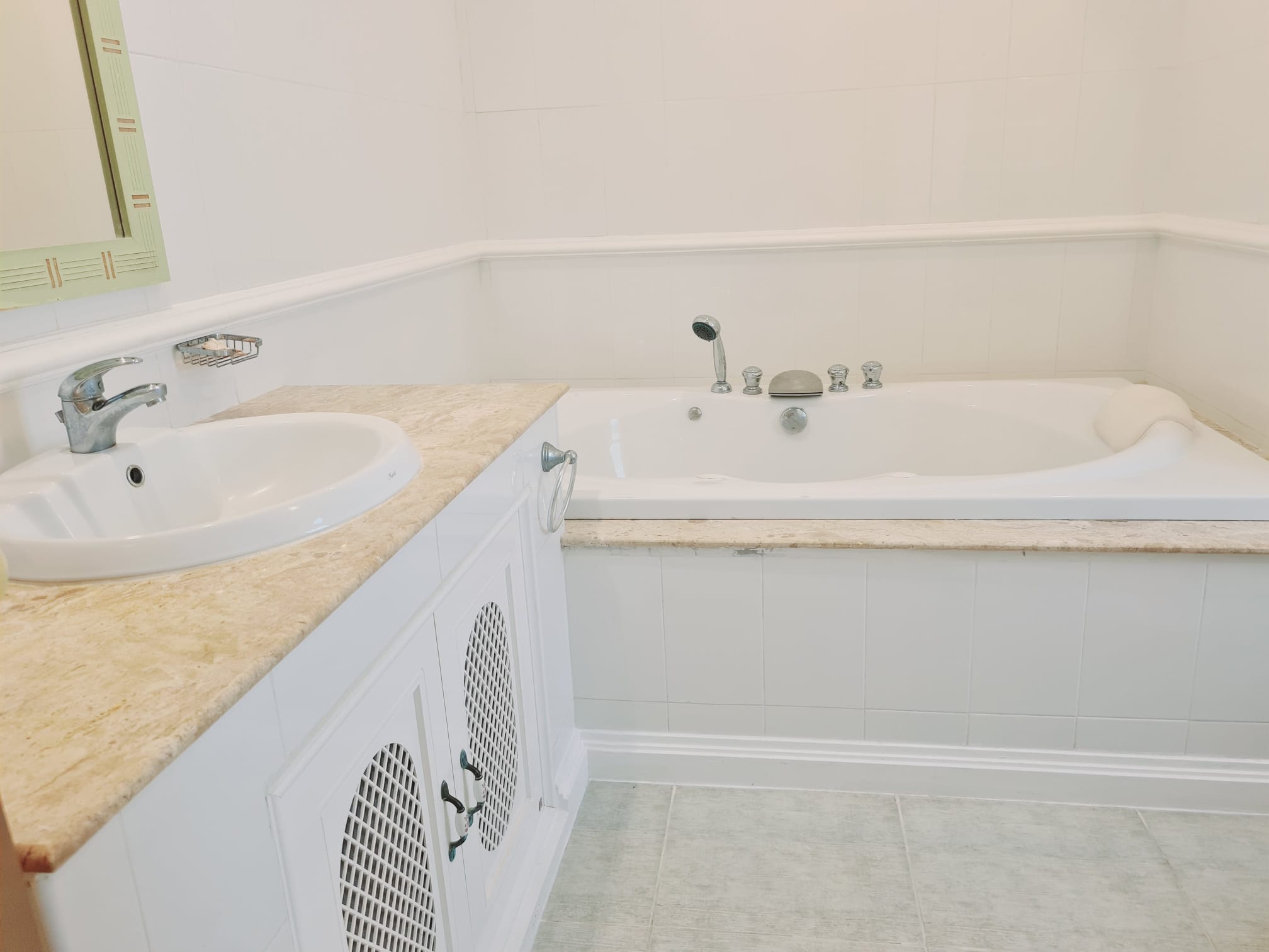 2 bedroom apartment with flowering garden, Karon