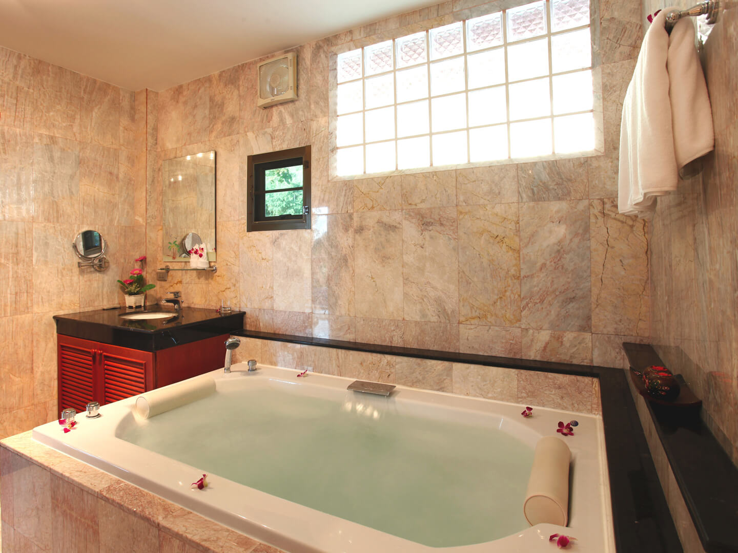 Spacious villa with pool near the beach, 4 bedrooms, Kata Karon