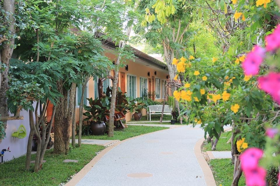 1-room apartment with beautiful garden and communal pool in Chalong