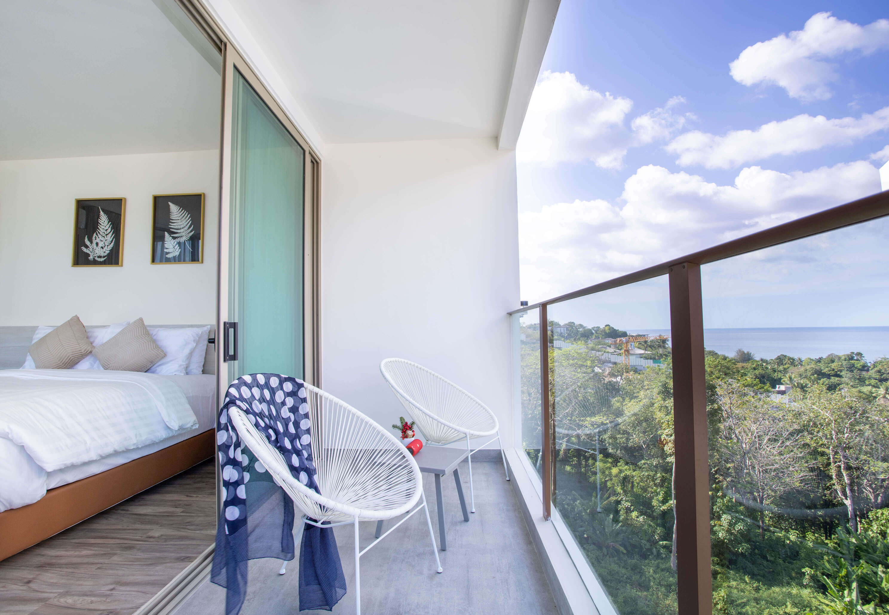 Cozy bright apartment with a private balcony, 1 room, Kamala