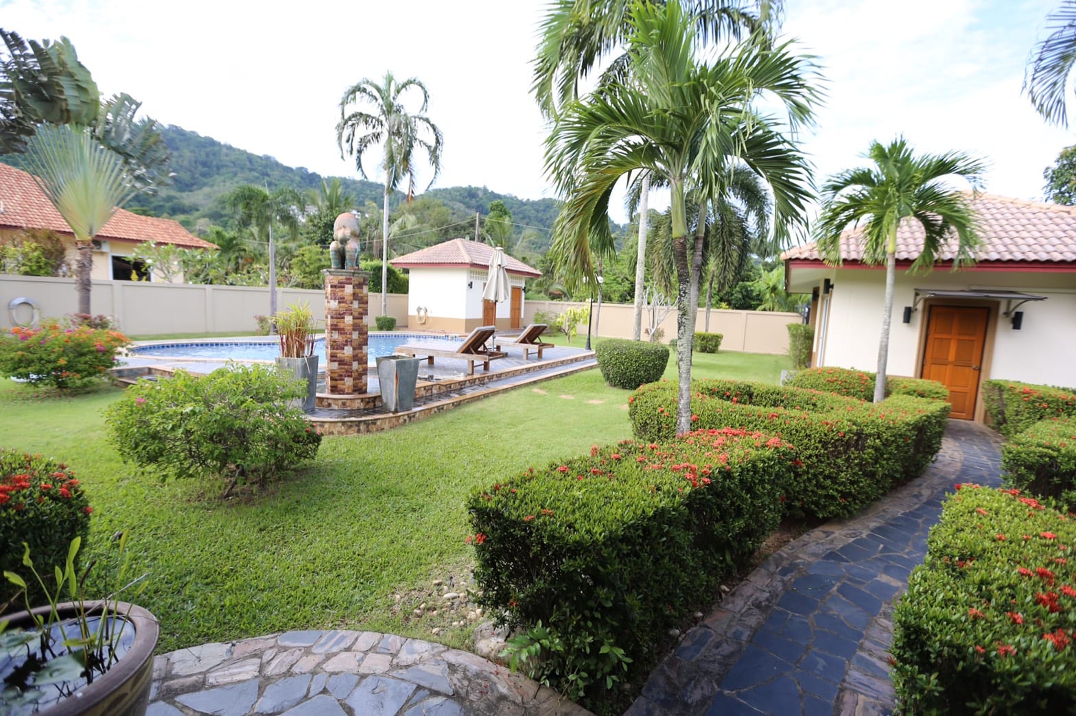 Modern 4 bedroom villa with covered terrace and parking, Rawai