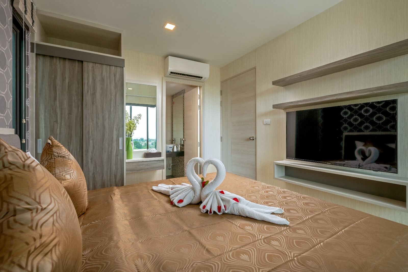 Cozy studio apartment with a balcony and sea views, Kata Karon