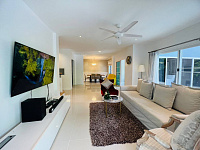 Spacious modern villa with pool and 3 bedrooms in Kathu area