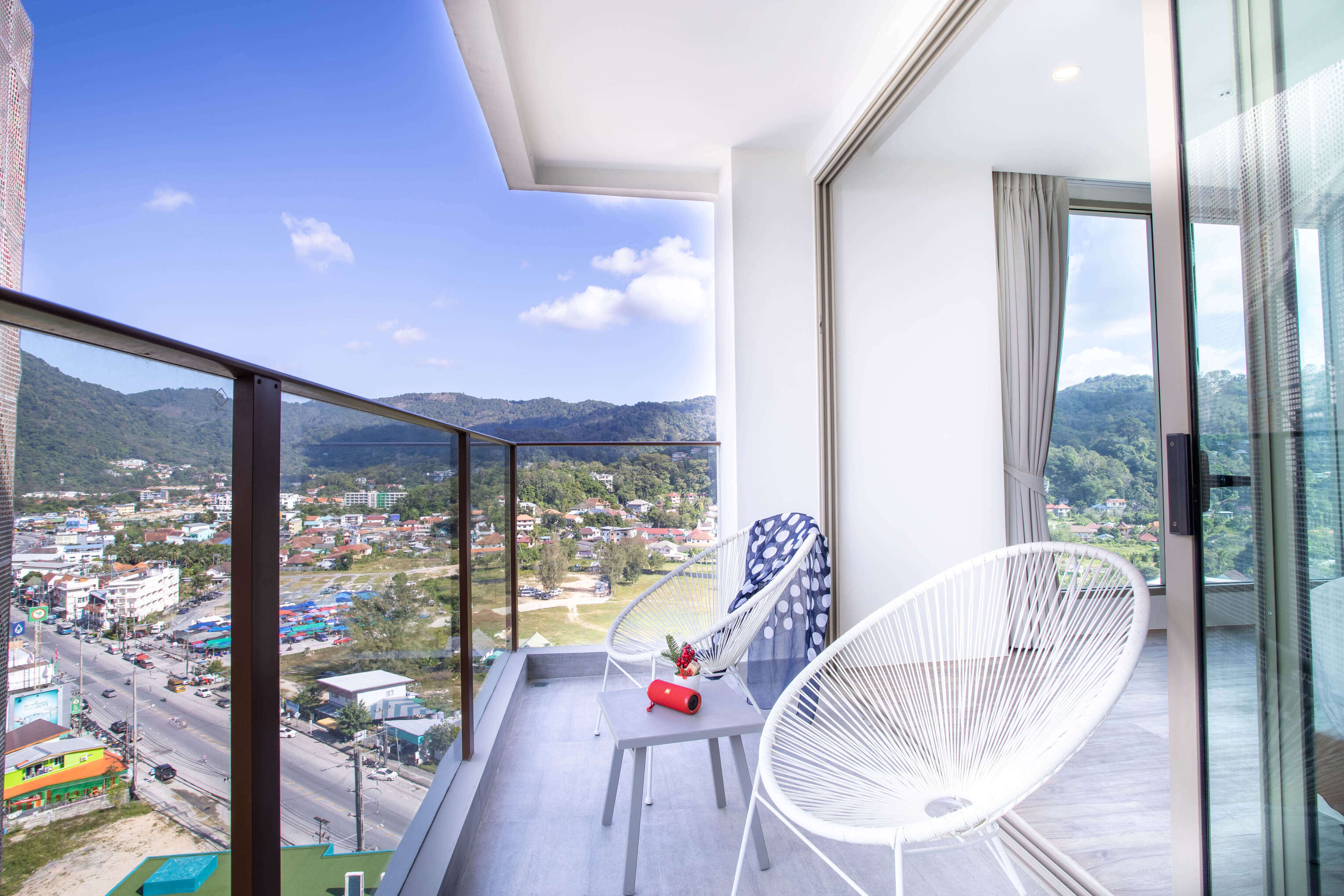 Cozy bright apartment with a private balcony, 1 room, Kamala