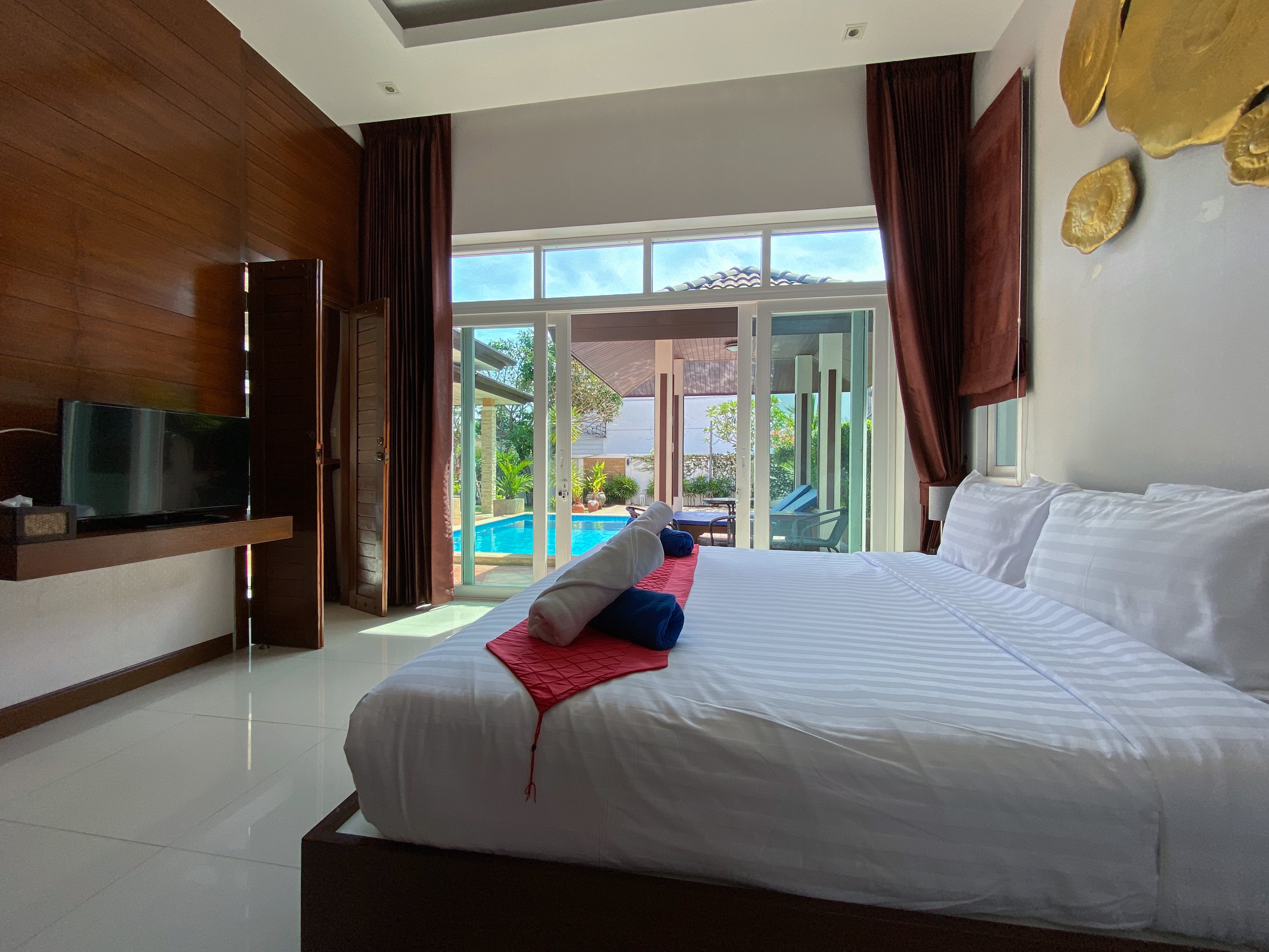 Private one-storey villa with a pool and a garden in a quiet area, 3 bedrooms, Rawai