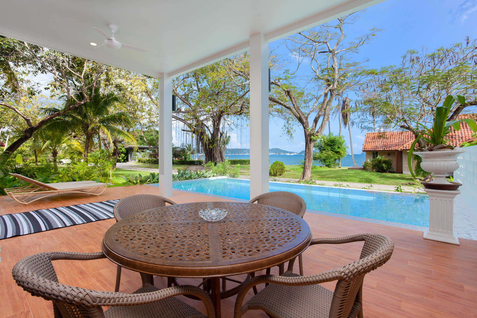 Two-storey villa with a pool in Rawai, 3 bedrooms