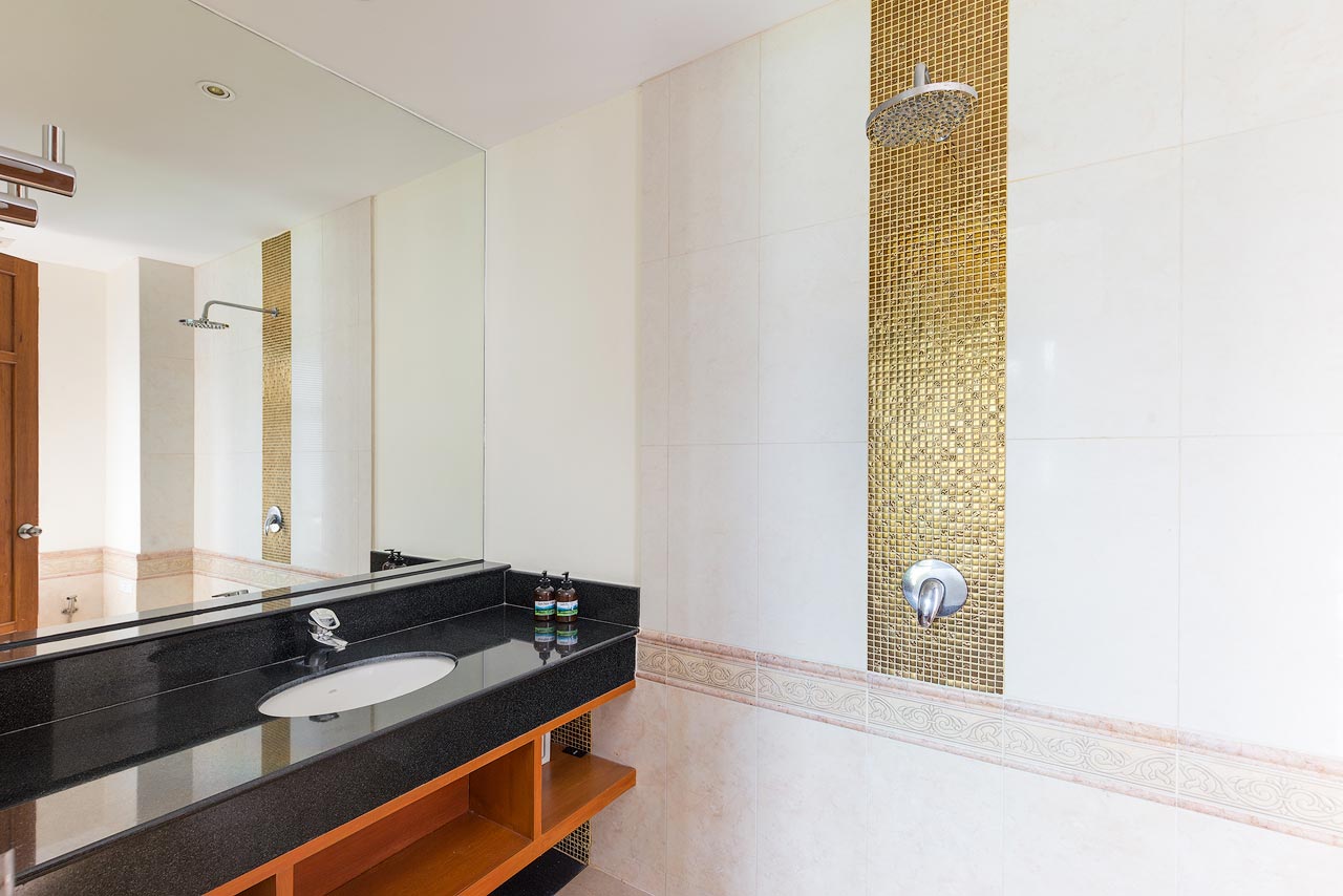 Spacious villa with private pool and landscaped garden, 5 bedrooms, Kathu