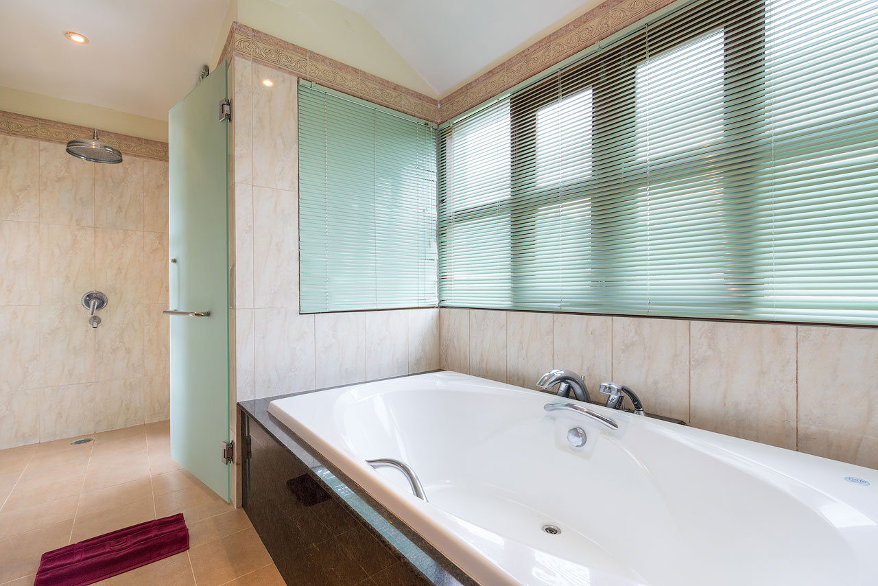 Spacious villa with private pool and landscaped garden, 5 bedrooms, Kathu