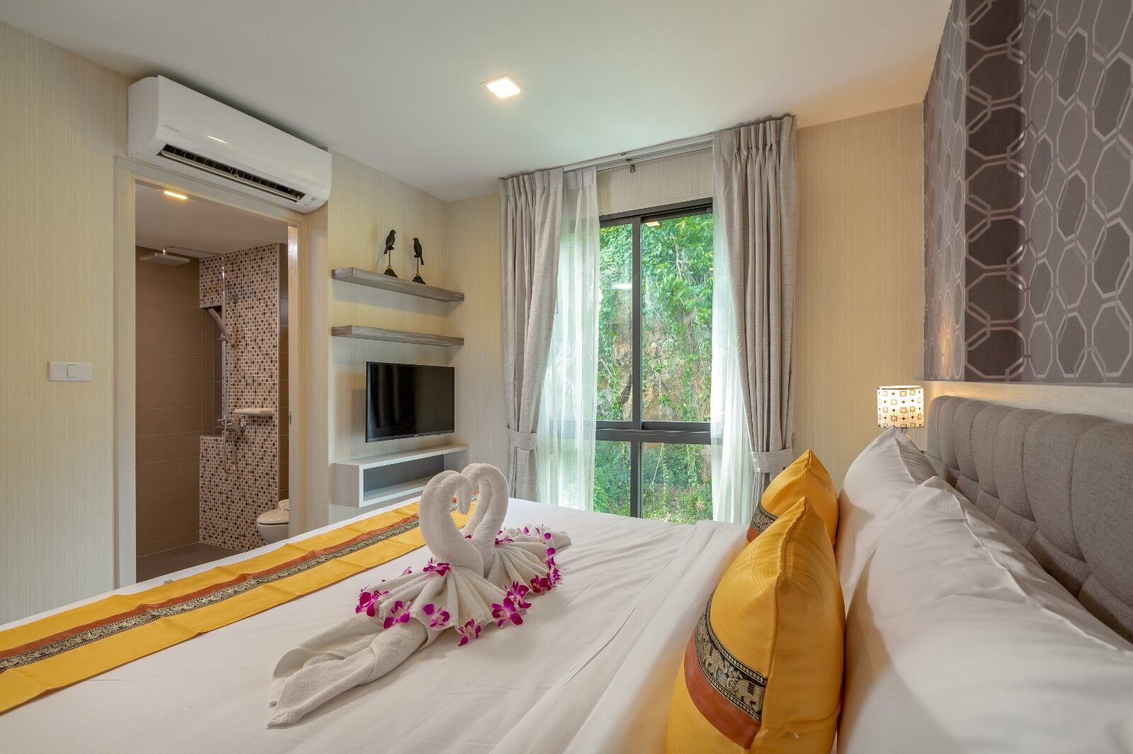 Cozy studio apartment with a balcony and sea views, Kata Karon