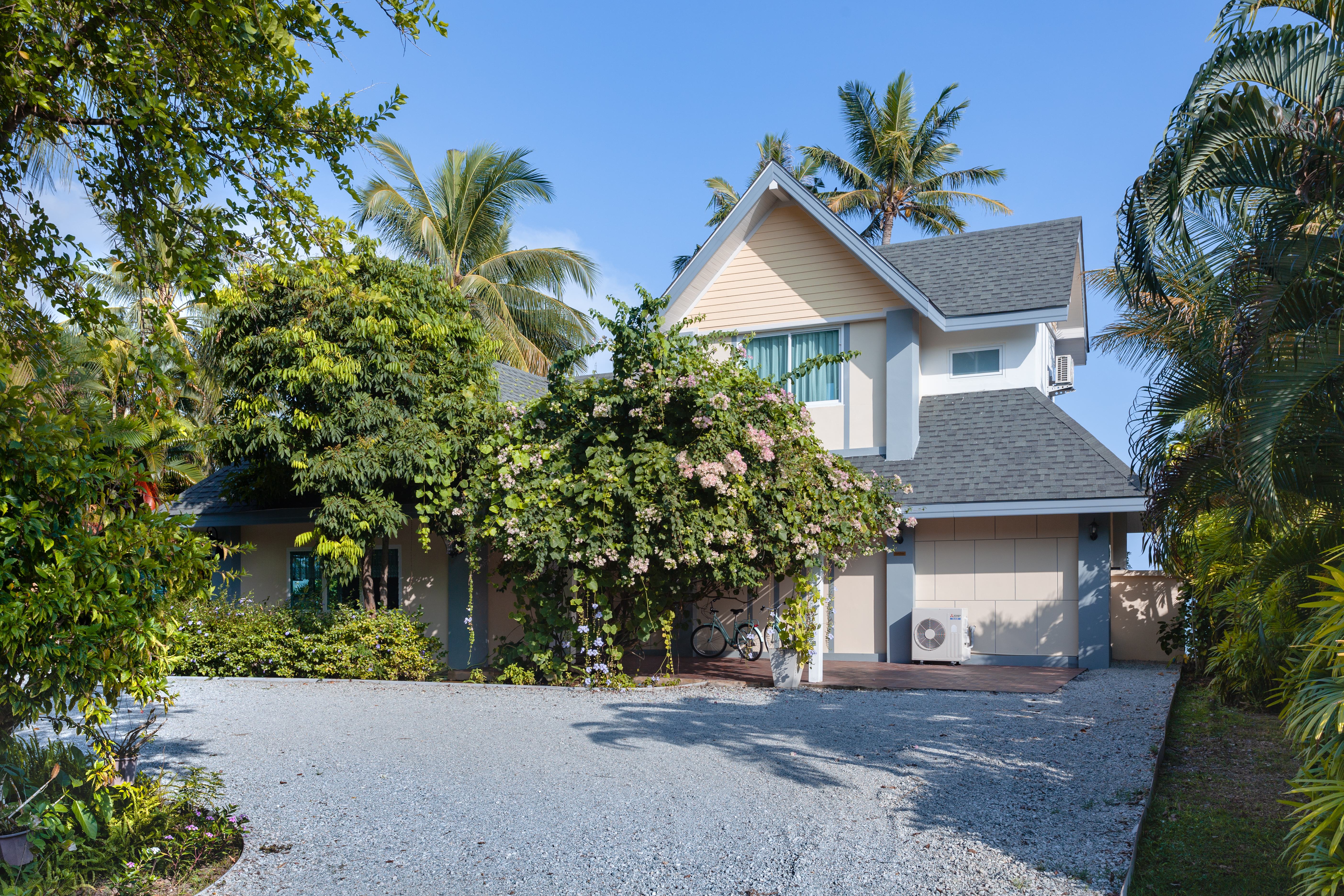 Bright beachfront villa in Rawai, 2 bedrooms