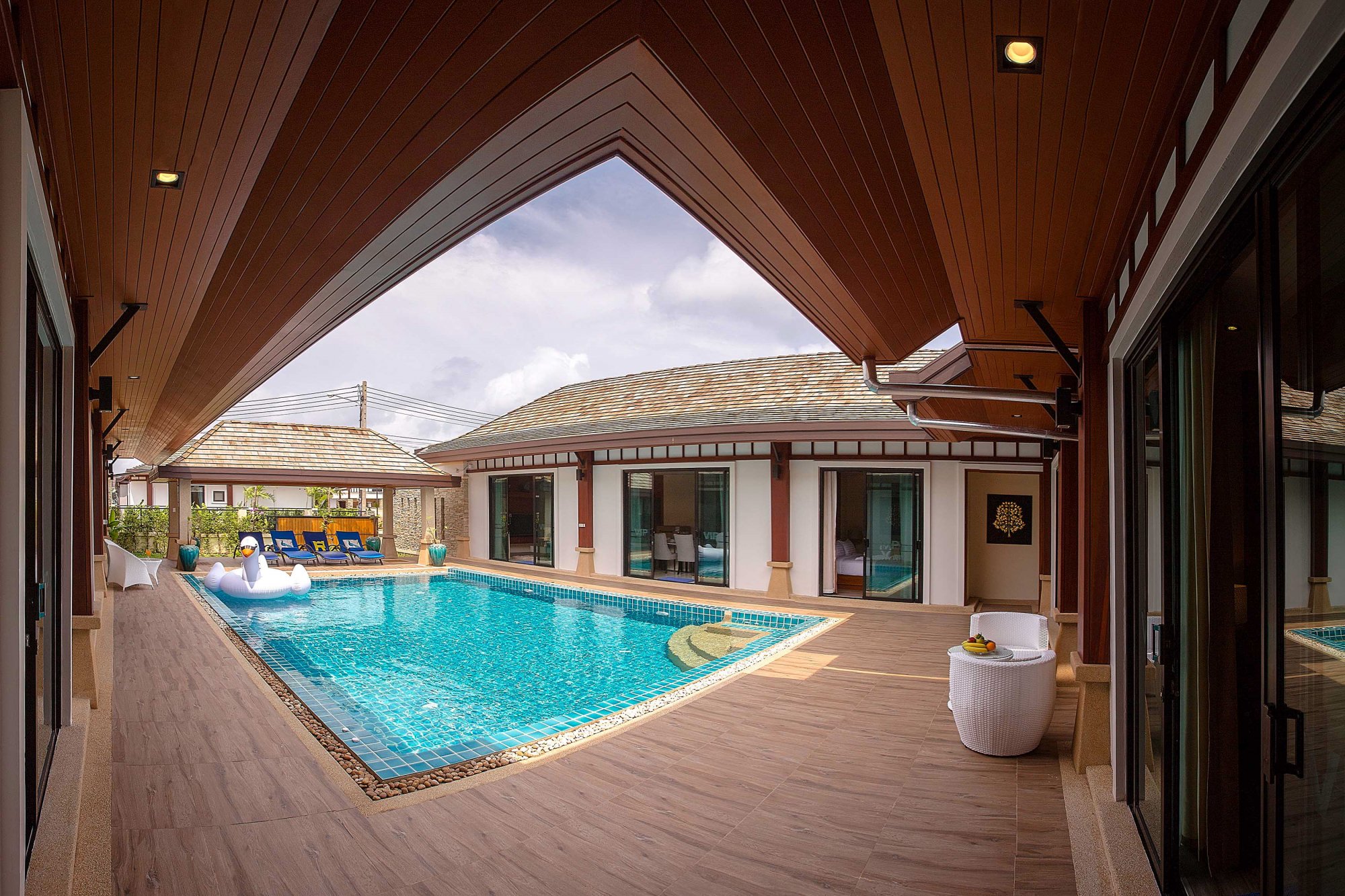 Spacious villa with pool in Rawai, 6 bedrooms