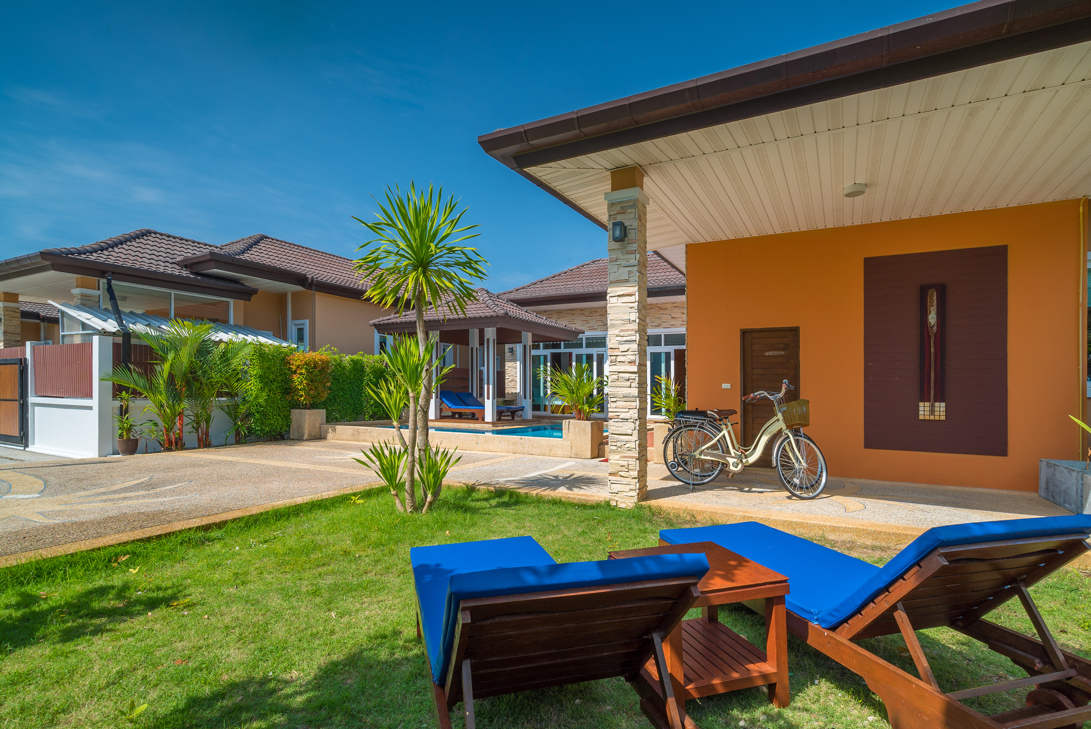 Private one-storey villa with a pool and a garden in a quiet area, 3 bedrooms, Rawai