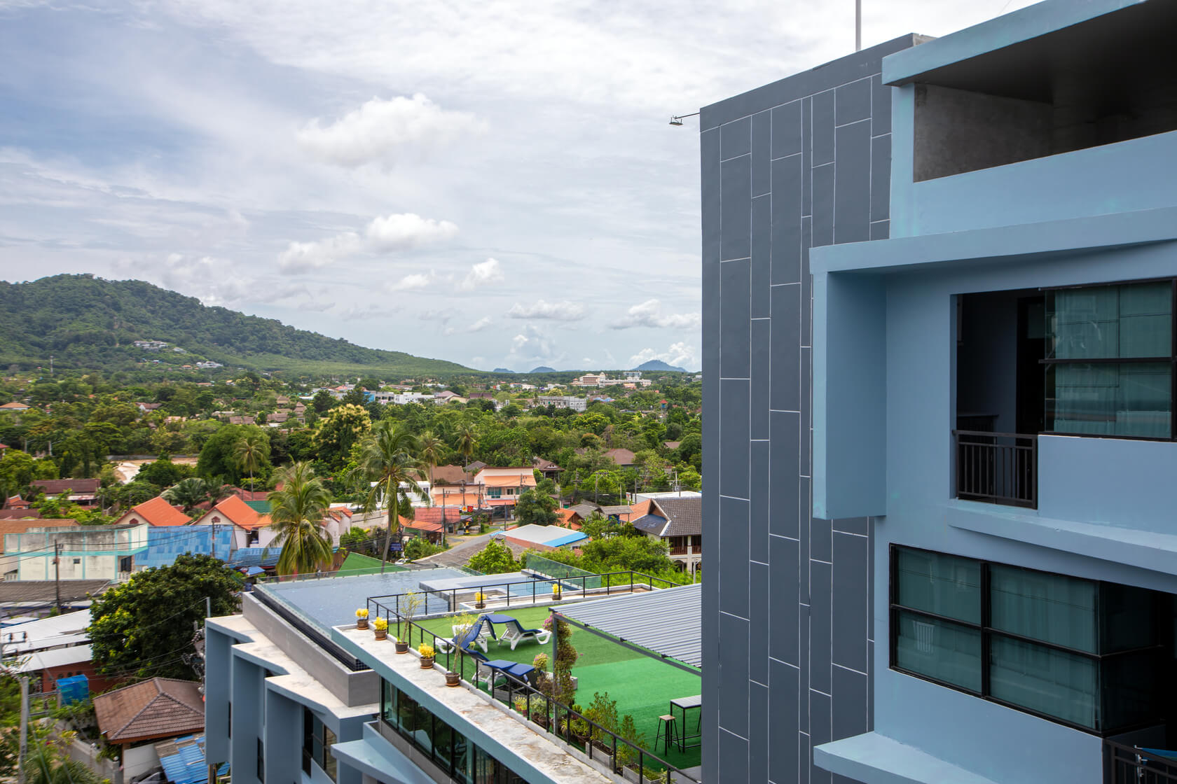 Studio apartment in a modern condominium, Naiharn