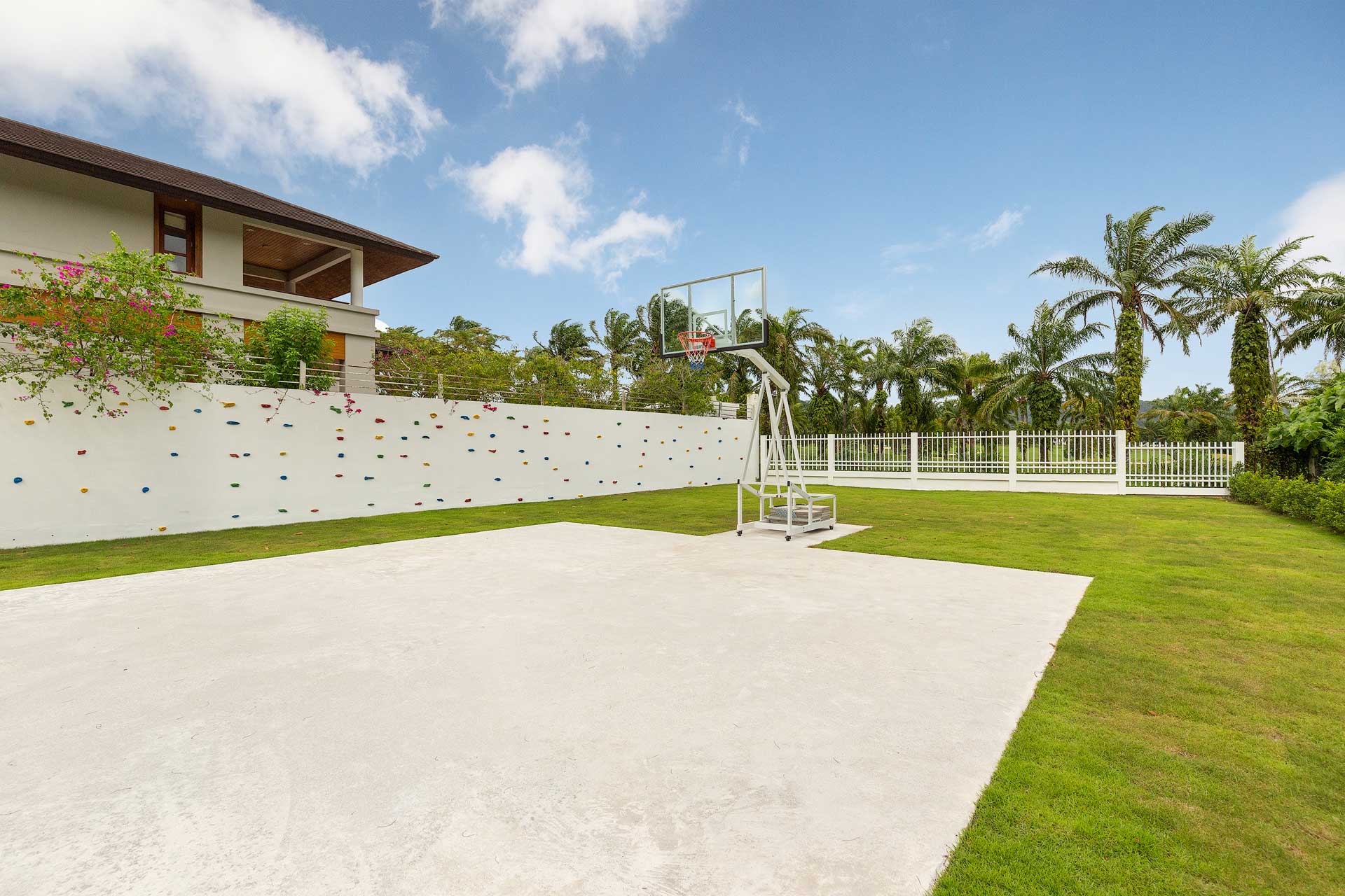 Spacious villa with private pool and landscaped garden, 5 bedrooms, Kathu