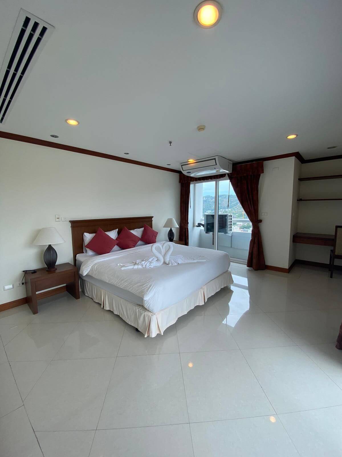 4 bedroom apartment with garden and sea view, Patong
