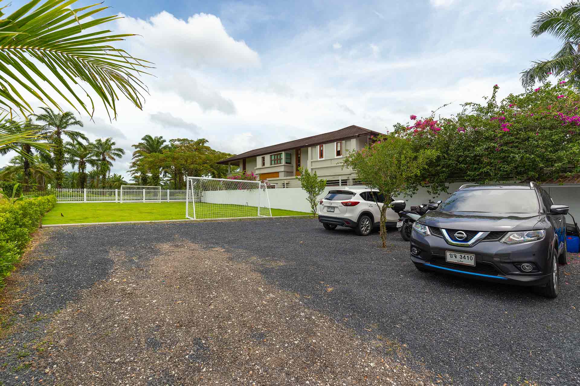 Spacious villa with private pool and landscaped garden, 5 bedrooms, Kathu