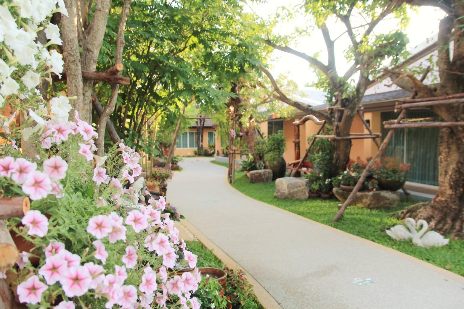 1-room apartment with beautiful garden and communal pool in Chalong