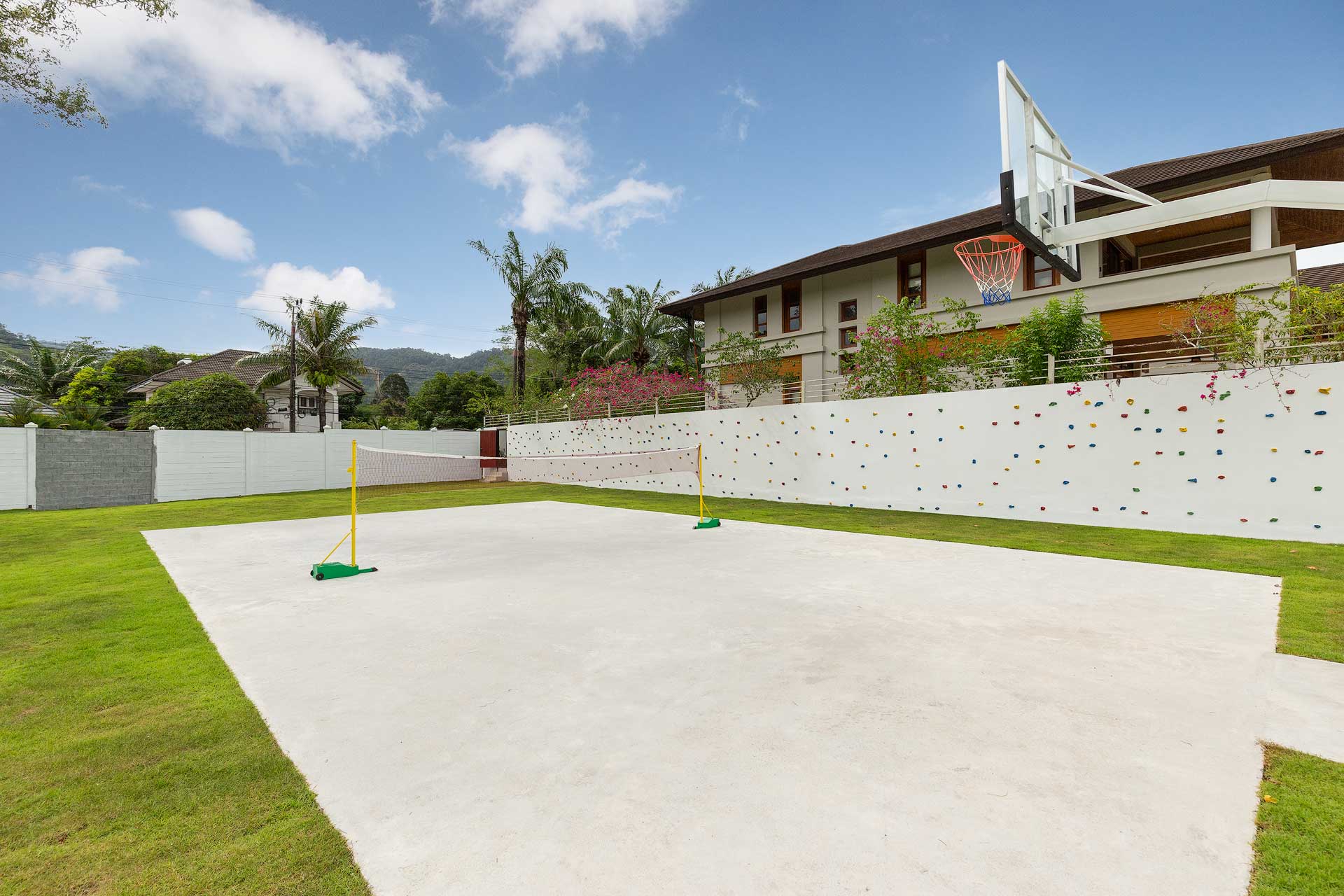 Spacious villa with private pool and landscaped garden, 5 bedrooms, Kathu