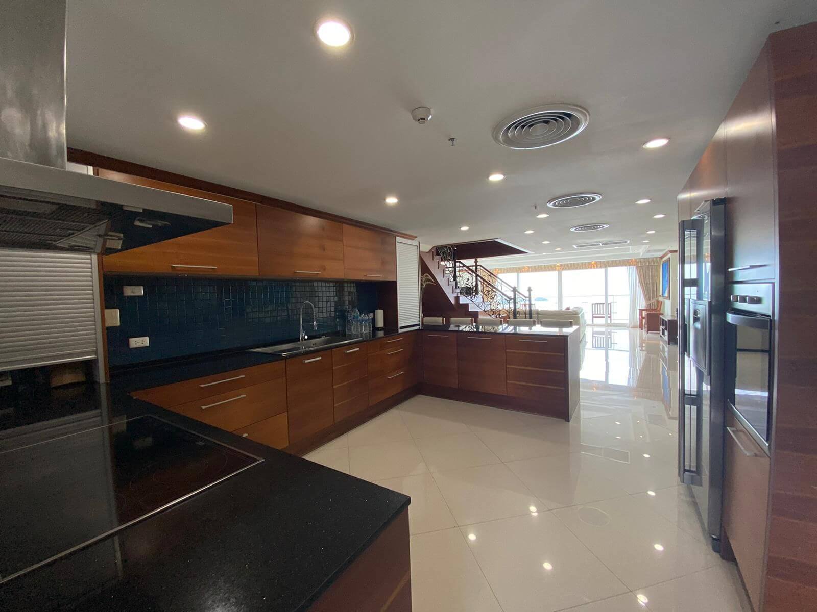 4 bedroom apartment with garden and sea view, Patong