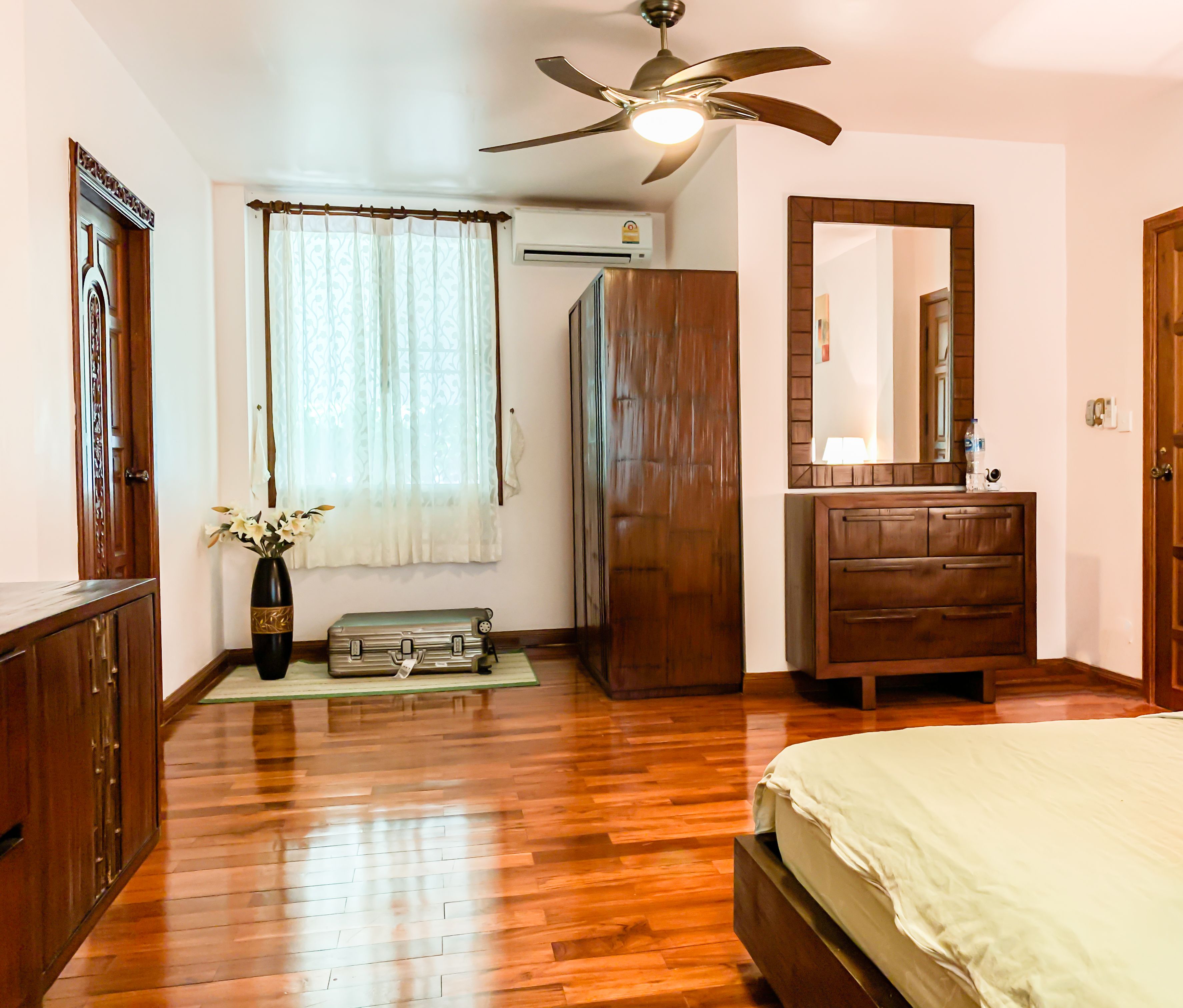 Private 4-bedroom villa with shared pool, Nai Harn