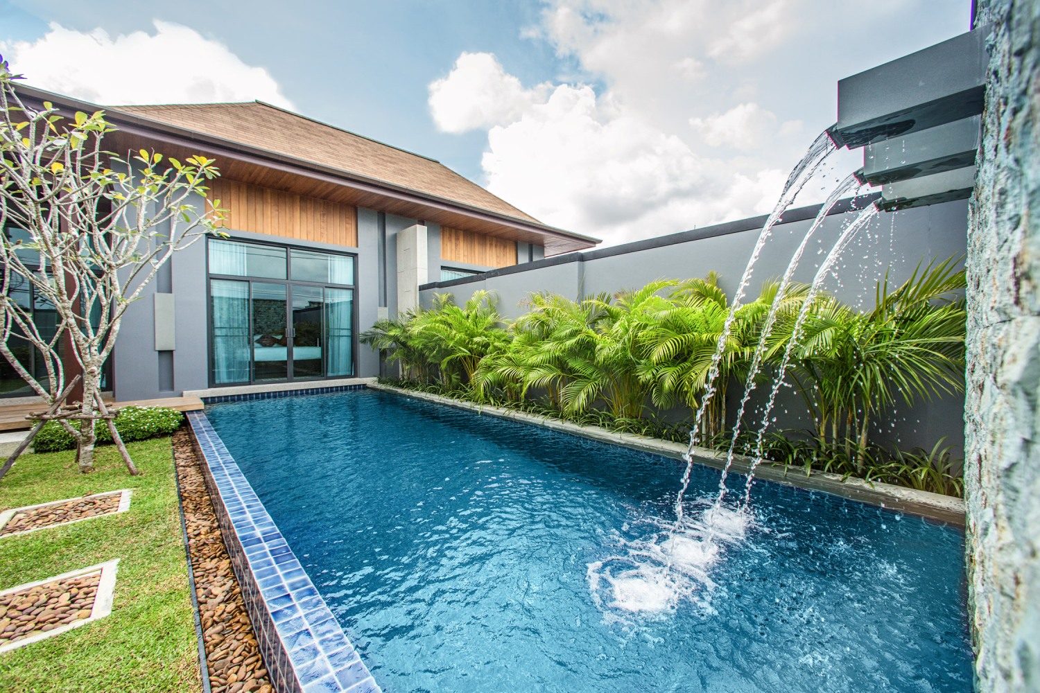 Villa with a pool in Nai Harn, 2 bedrooms