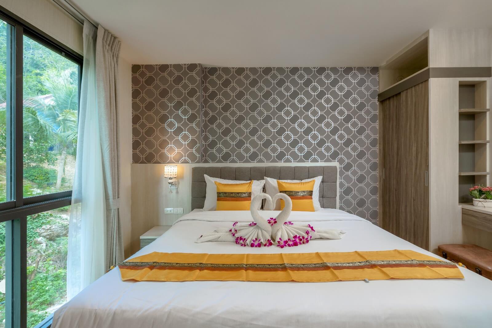 Cozy studio apartment with a balcony and sea views, Kata Karon