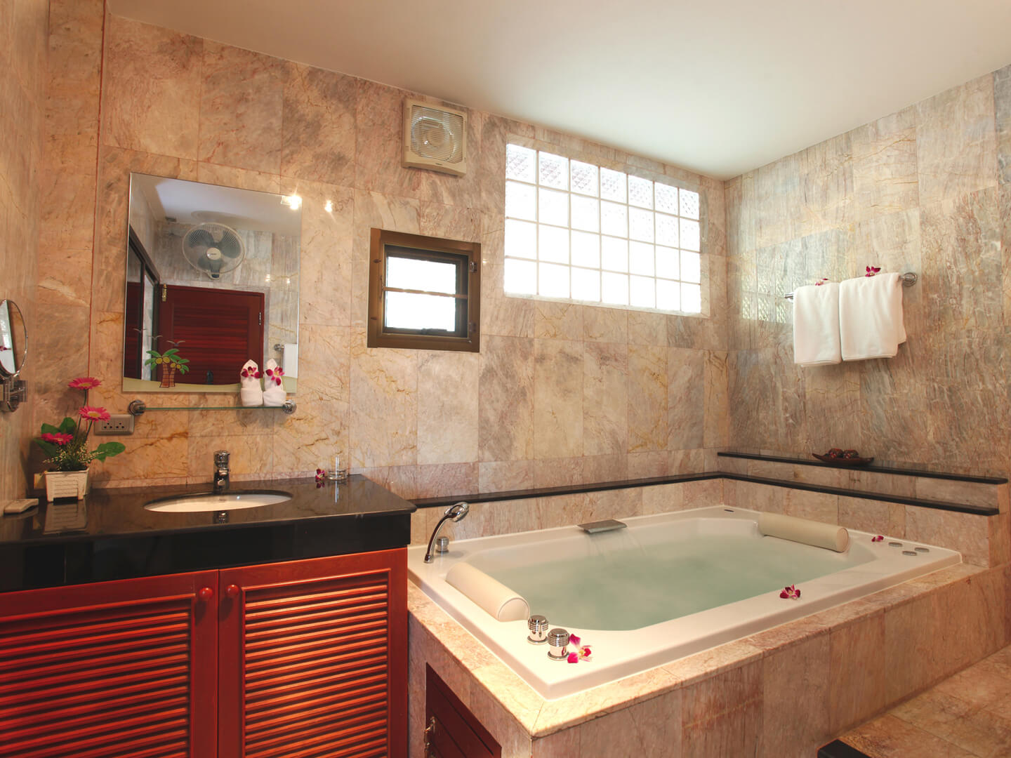 Spacious villa with pool near the beach, 4 bedrooms, Kata Karon