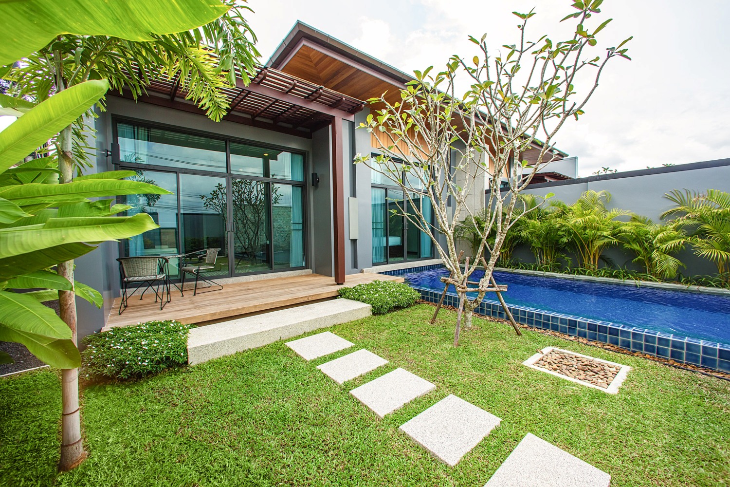 Villa with a pool in Nai Harn, 2 bedrooms