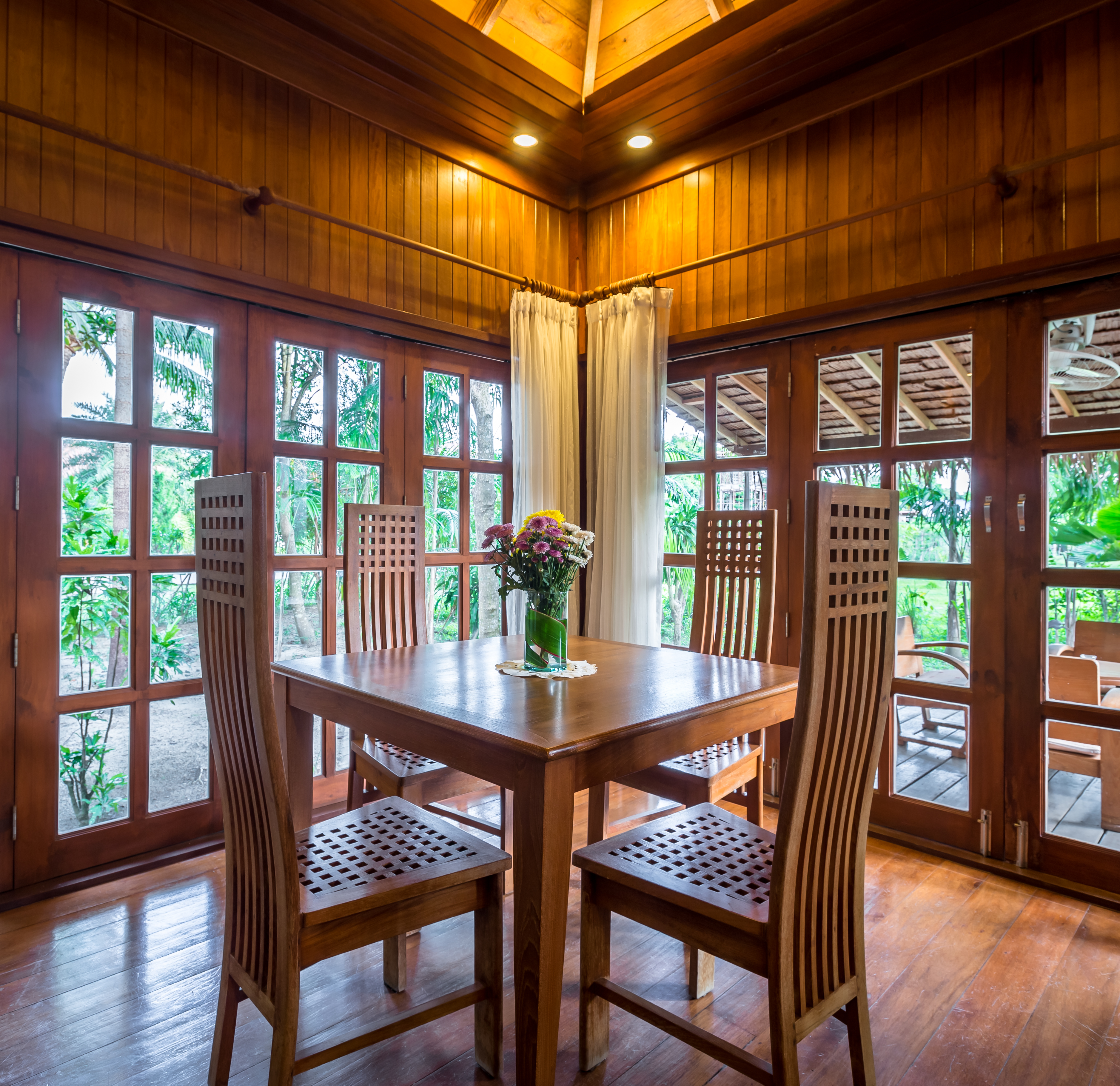 Cozy villa with a well-groomed flowering garden in Rawai, 1 bedroom
