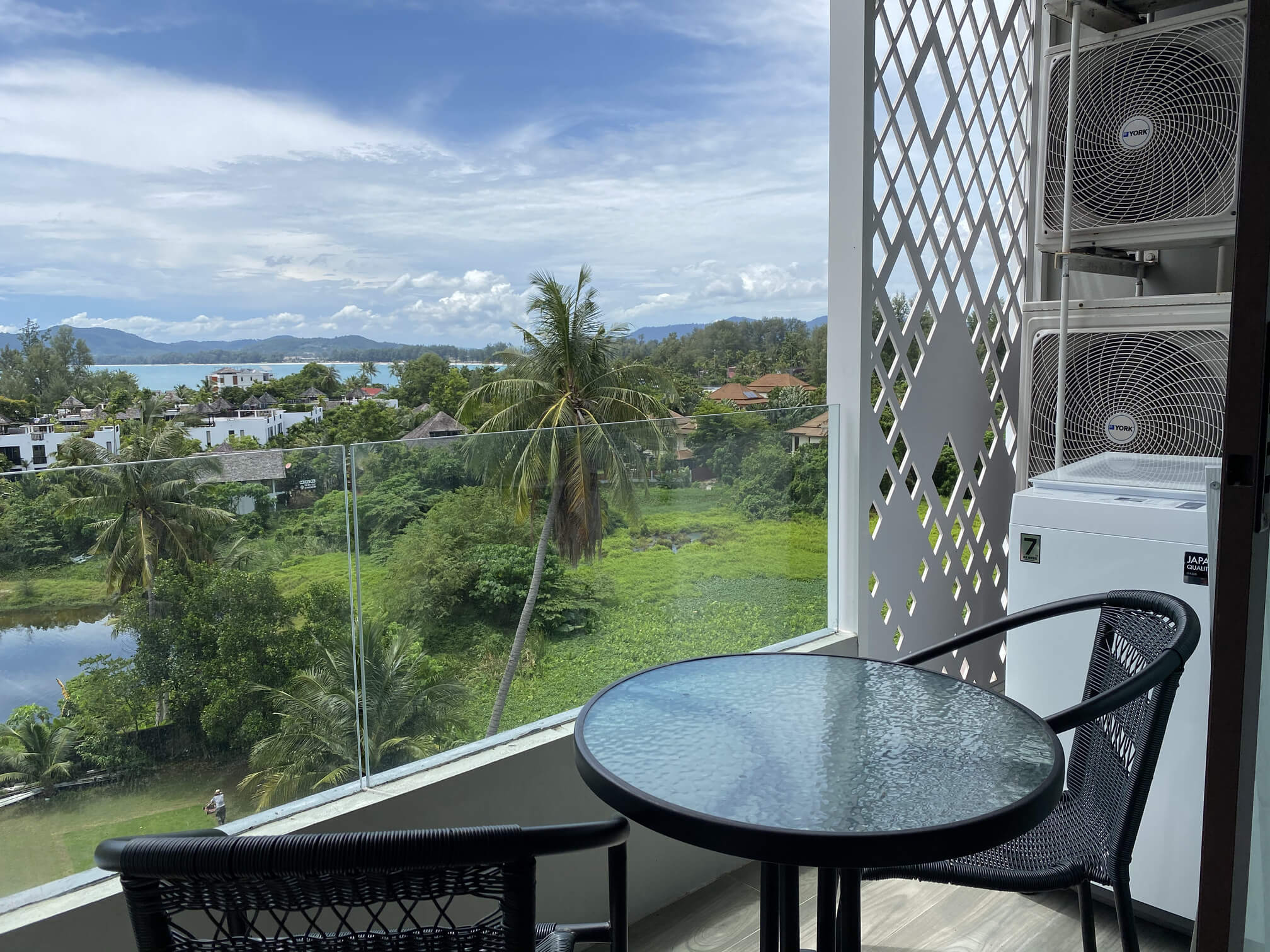 Spacious 1-bedroom apartment in a complex on Surin Beach