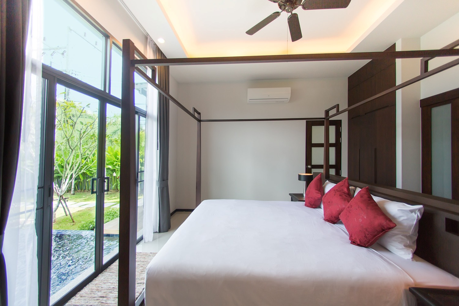 Villa with a pool in Nai Harn, 2 bedrooms