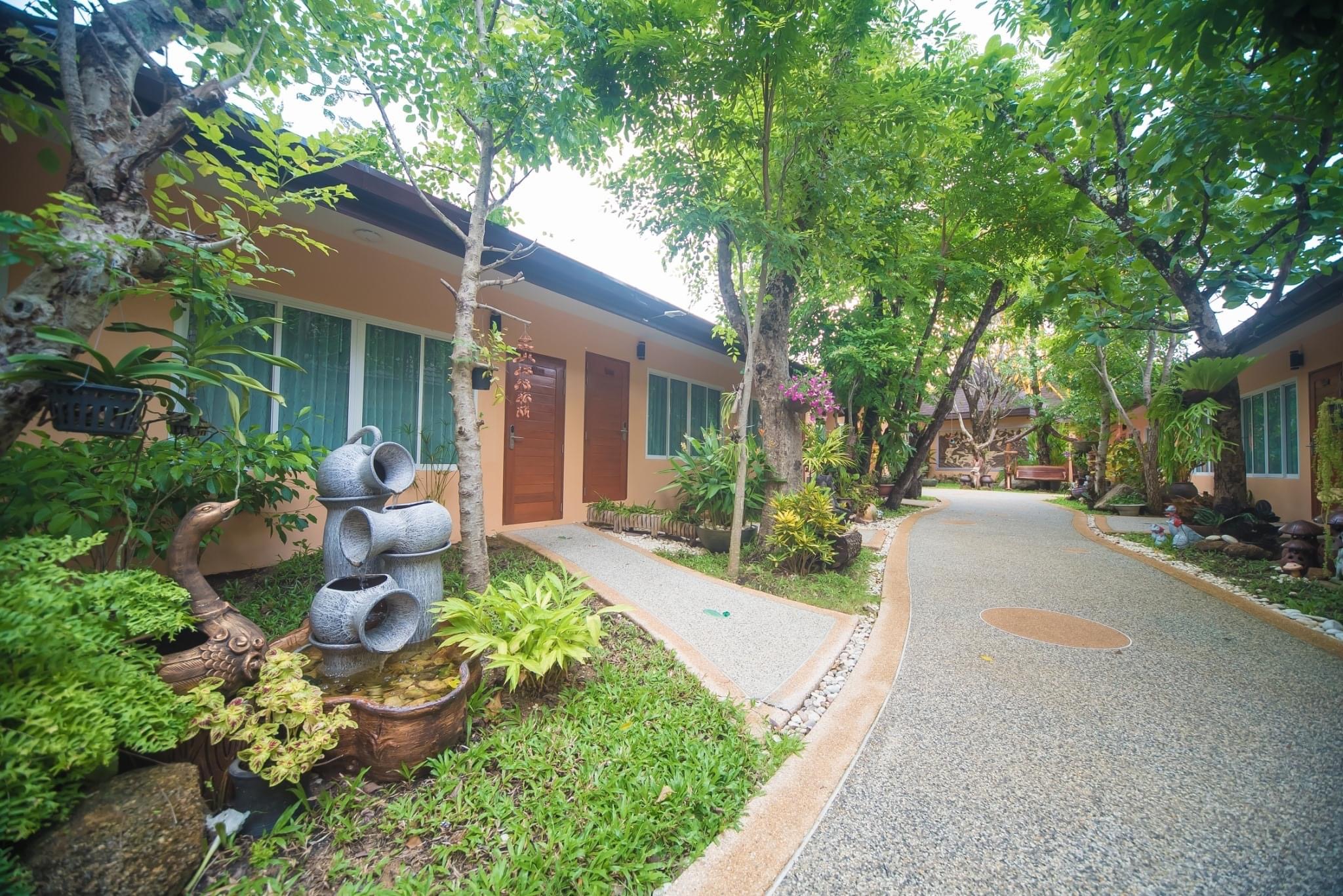 1-room apartment with beautiful garden and communal pool in Chalong