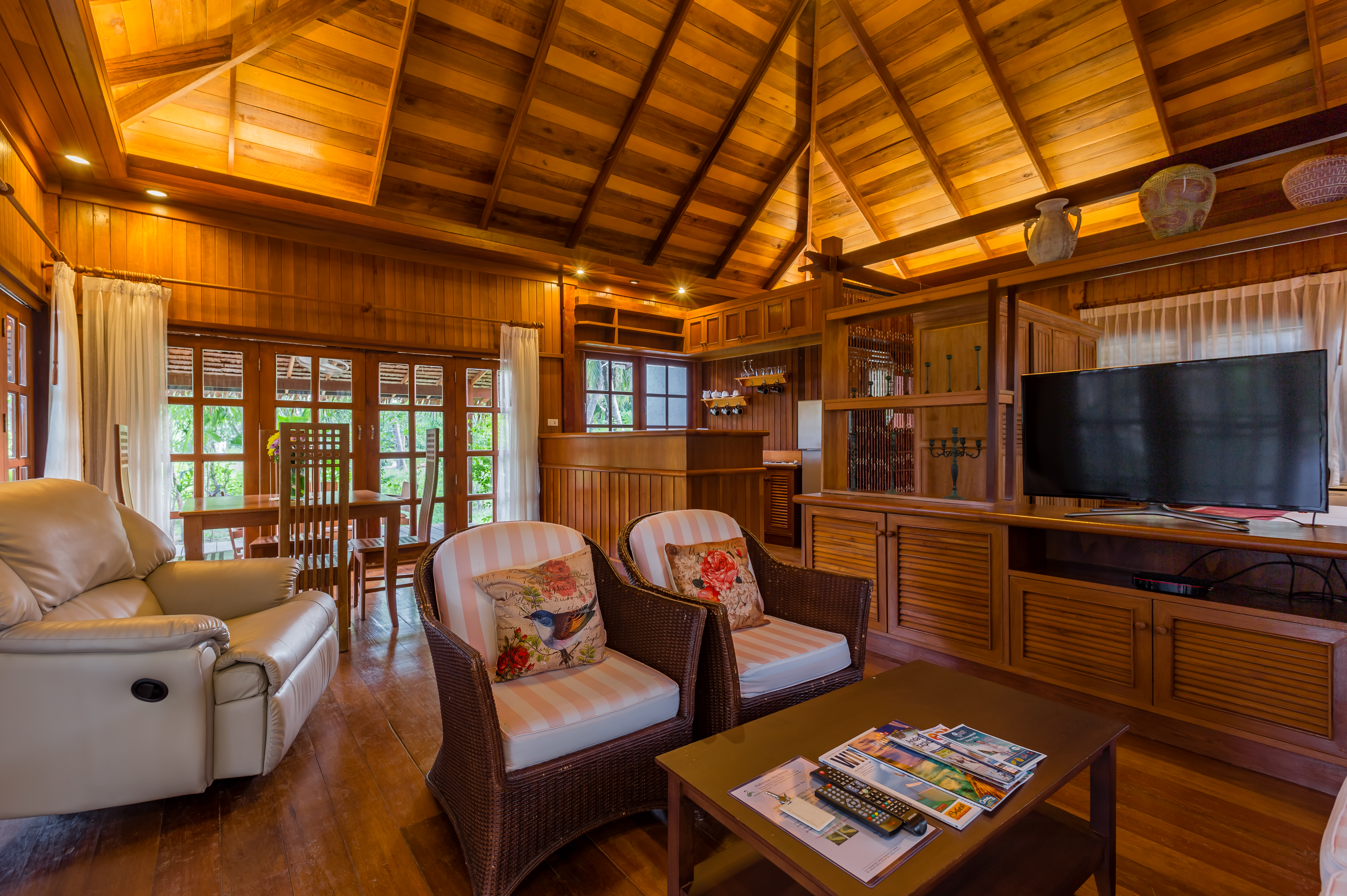 Cozy villa with a well-groomed flowering garden in Rawai, 1 bedroom
