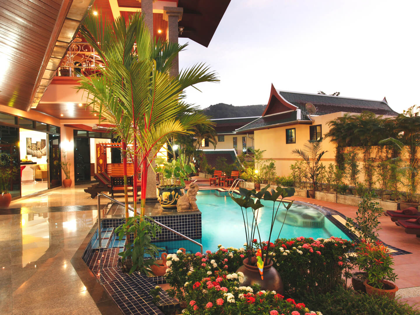 Spacious villa with pool near the beach, 4 bedrooms, Kata Karon